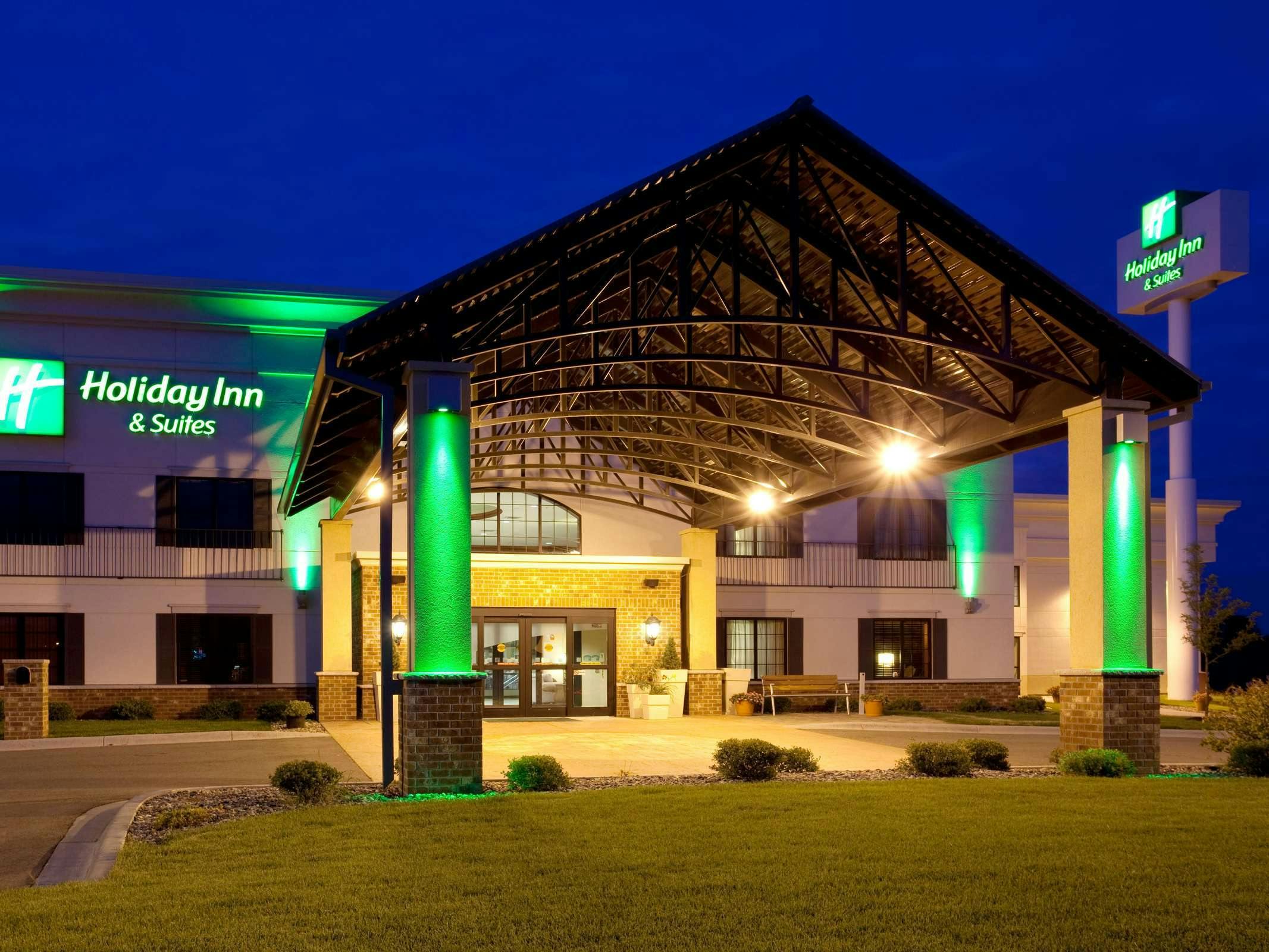 Holiday Inn Hotel & Suites Lakeville