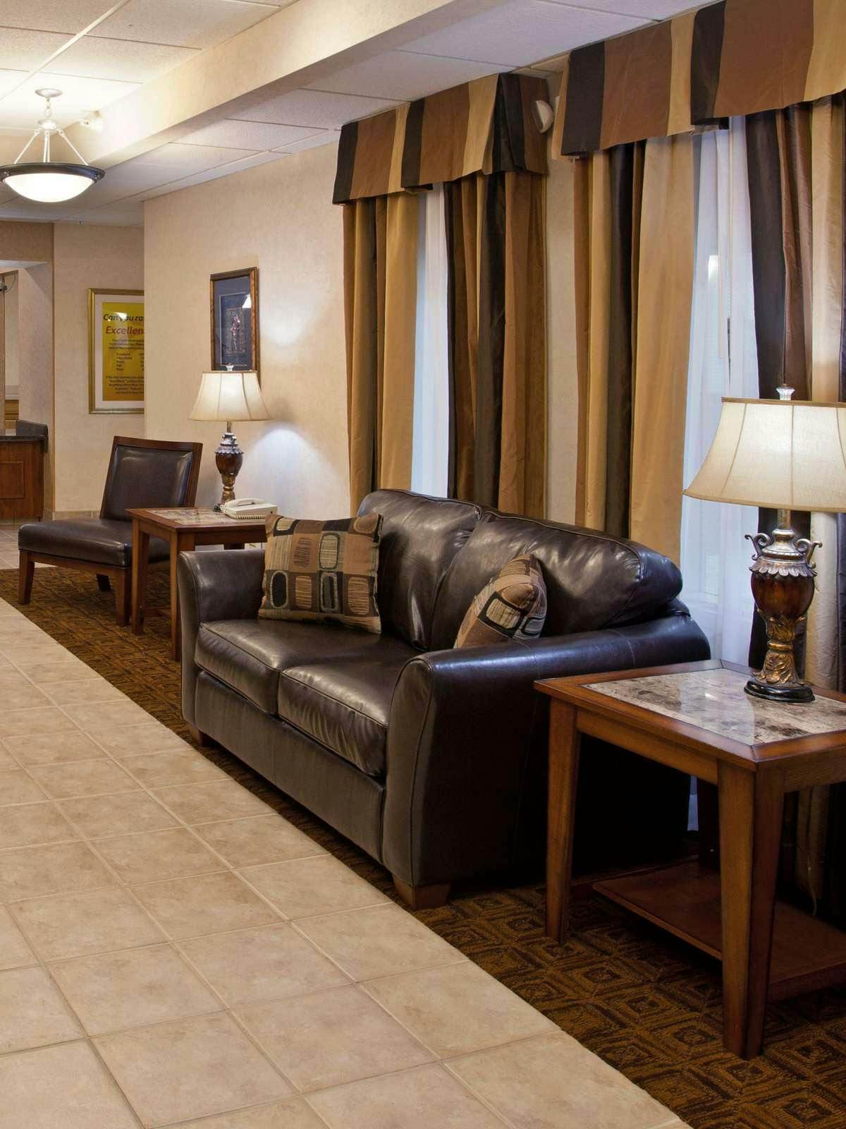 Hotel Holiday Inn Express Tiffin photo 2