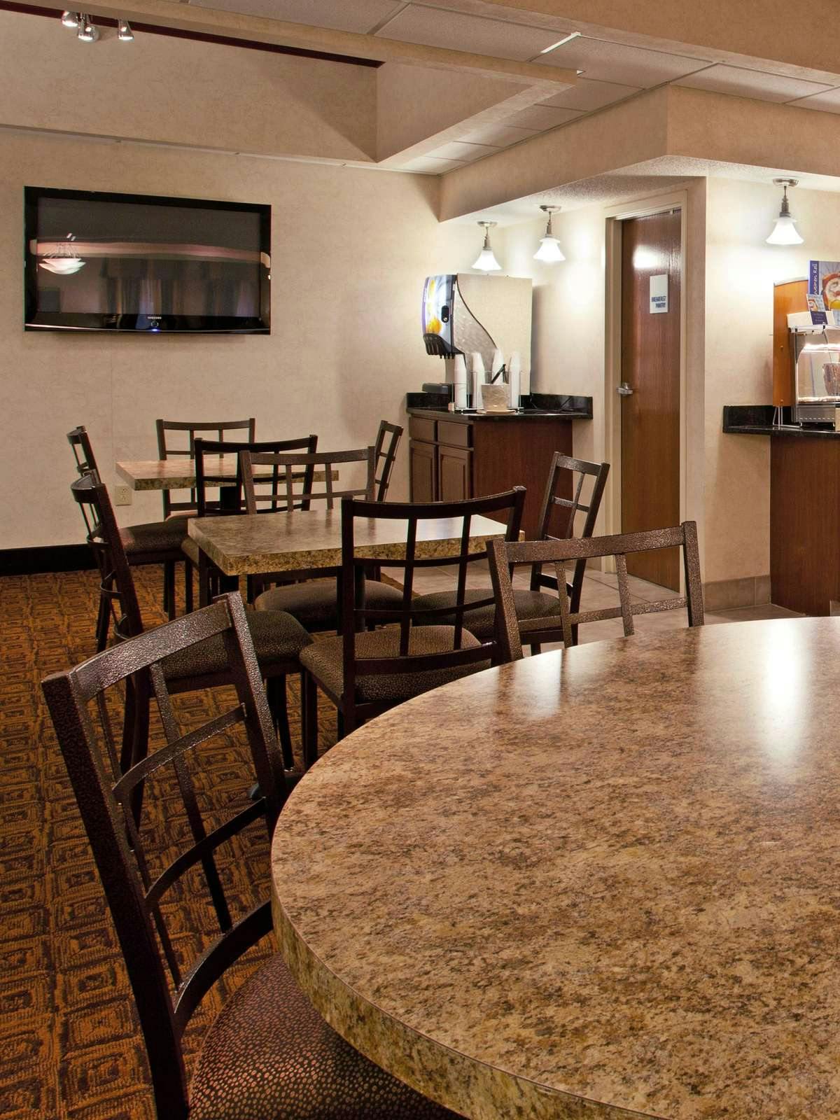 Hotel Holiday Inn Express Tiffin photo 4