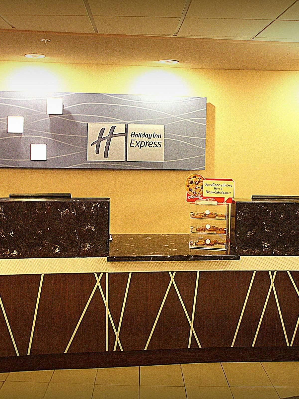Hotel Holiday Inn Express Toledo North photo 5