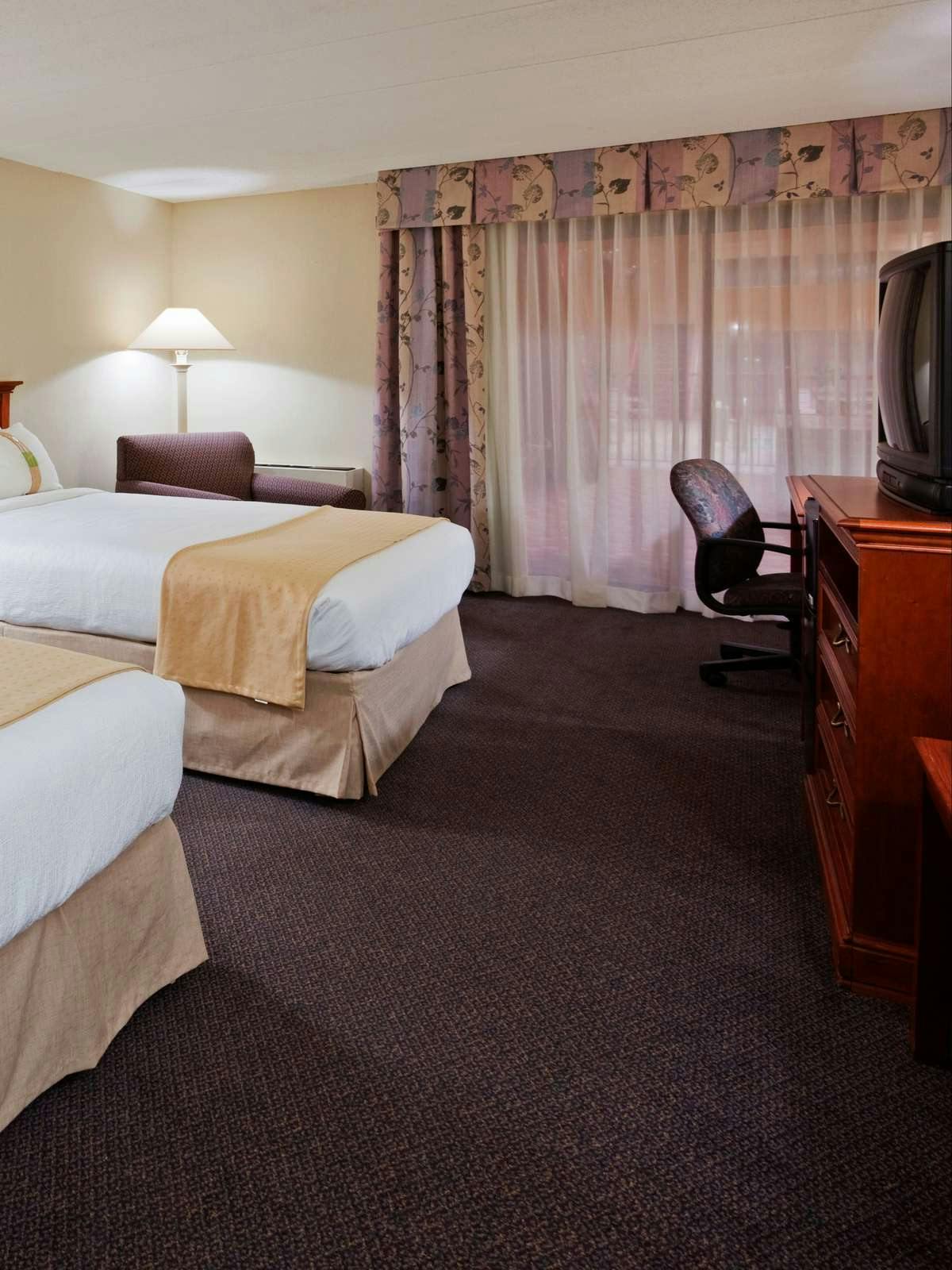 Hotel Holiday Inn Hotel & Suites St. Cloud photo 2