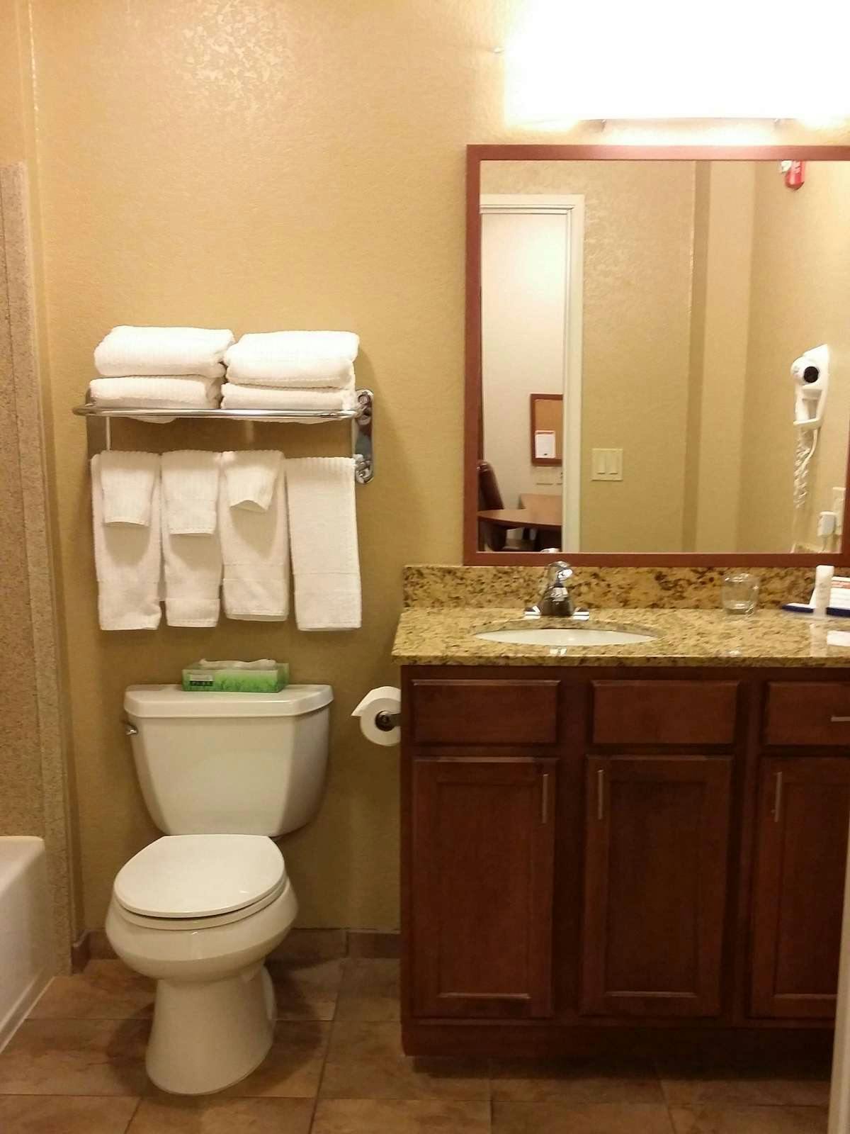 Hotel Candlewood Suites Turlock photo 3