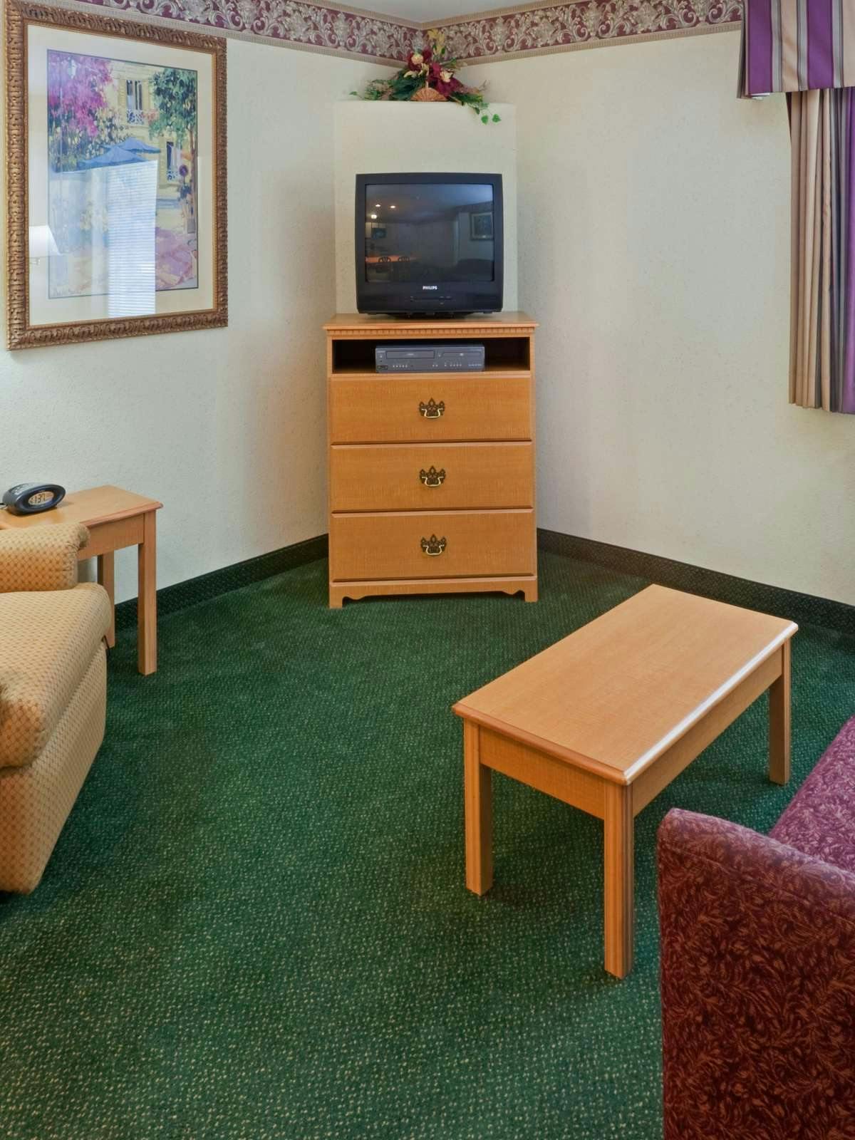 Hotel Candlewood Suites Tyler photo 2