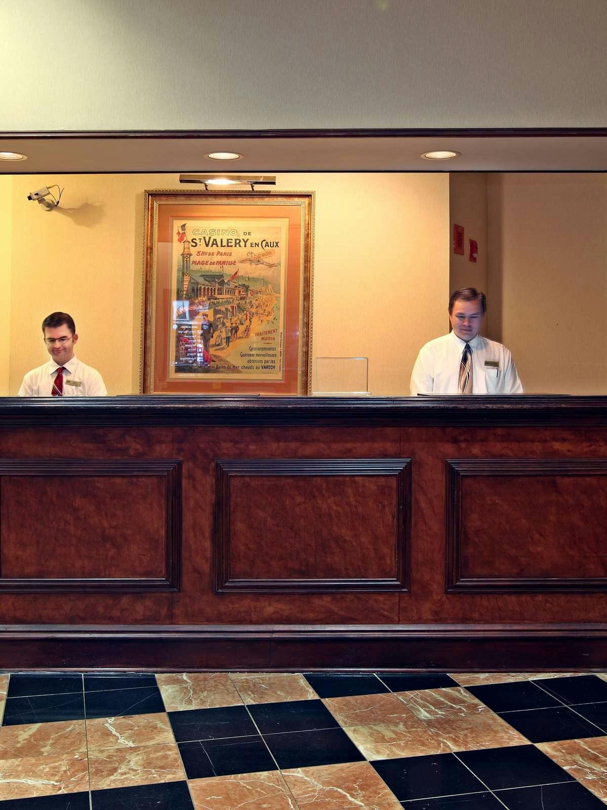 Hotel Crowne Plaza Dallas Market Center photo 4