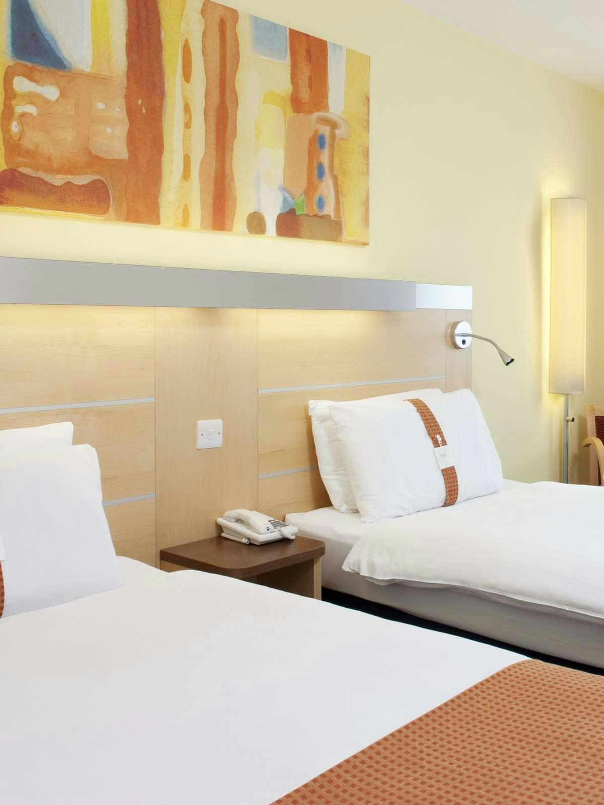 Hotel Holiday Inn Express Bedford photo 1