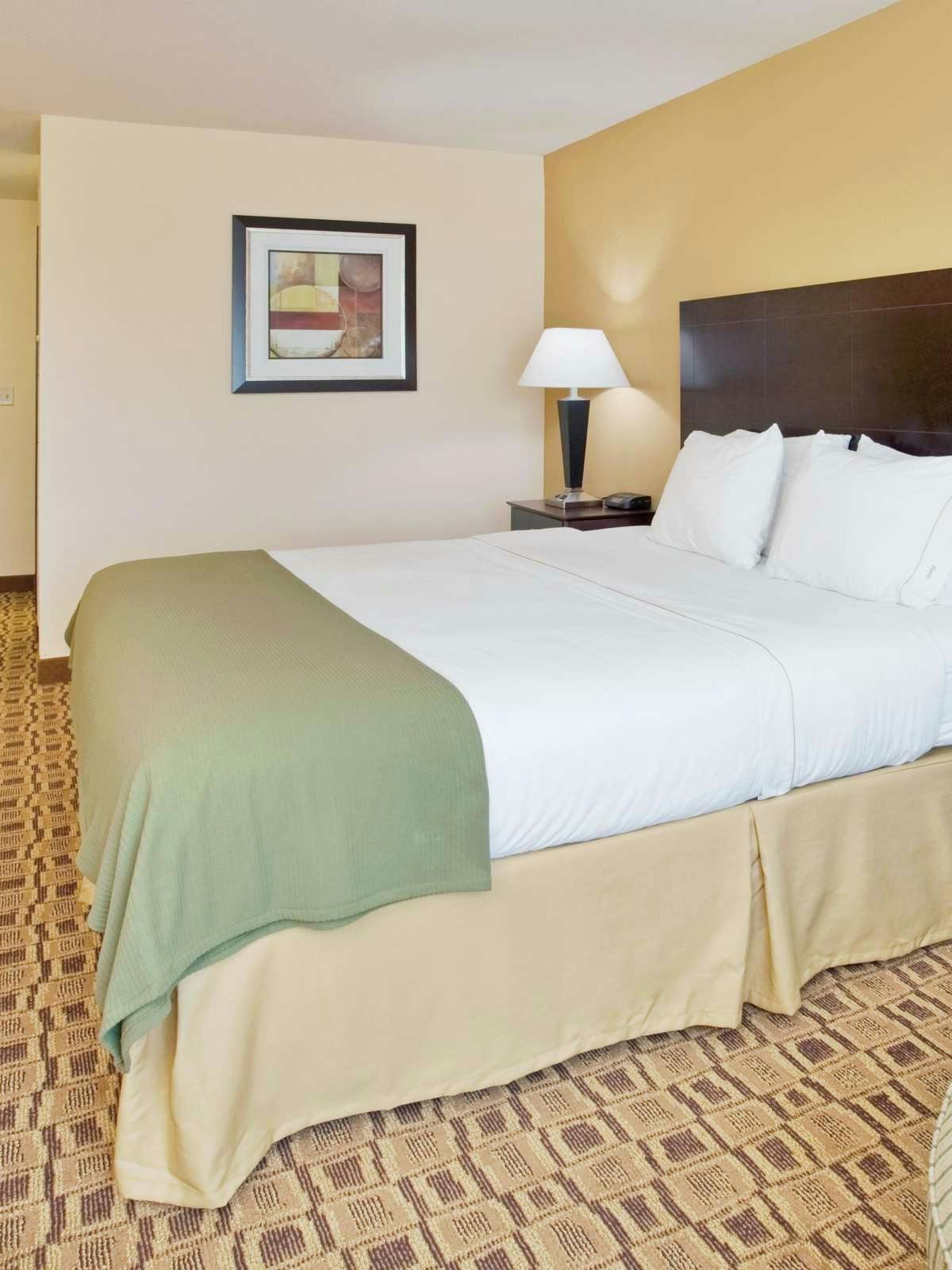 Hotel Holiday Inn Express Boonville photo 1