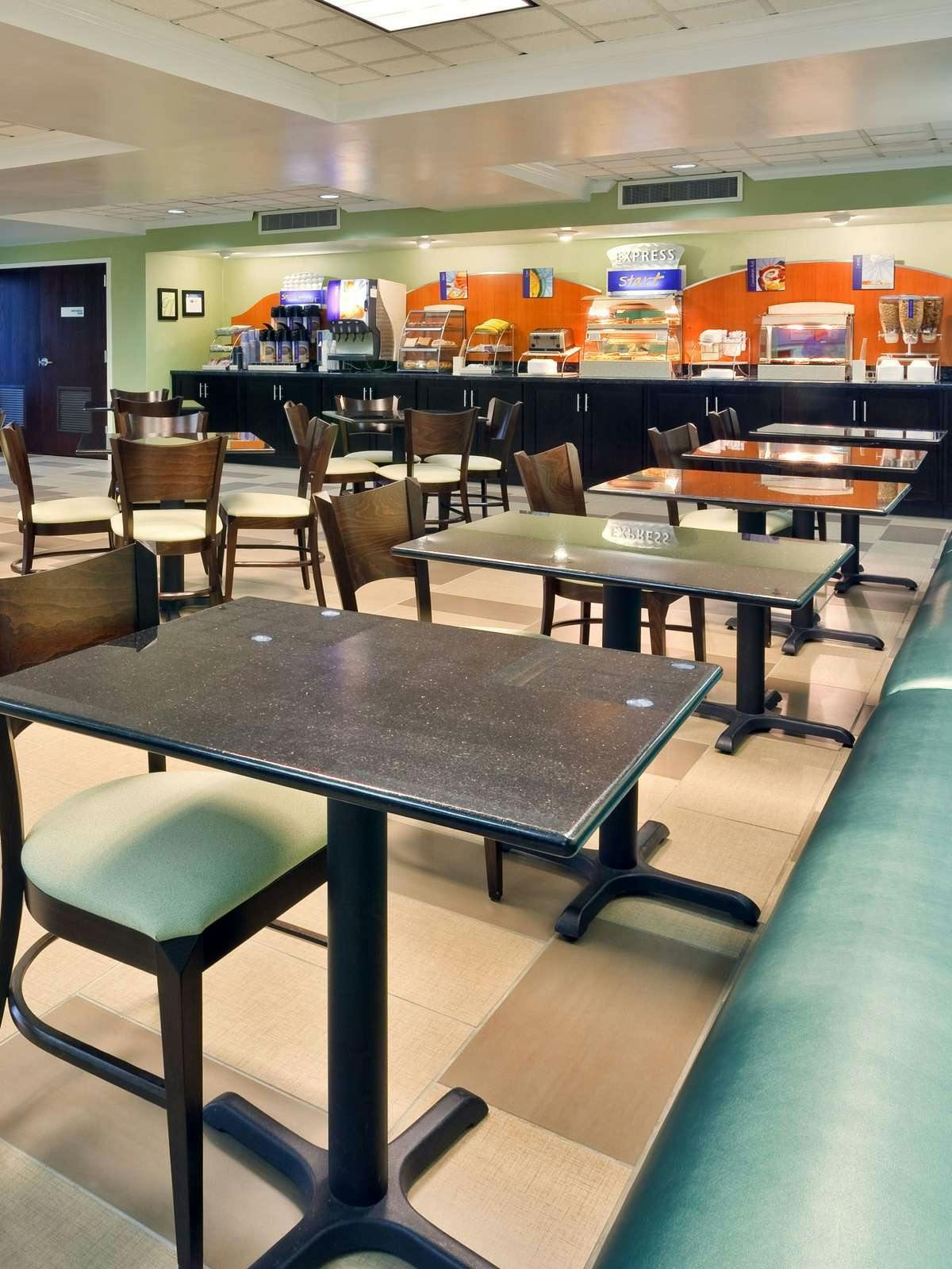 Hotel Holiday Inn Express Brentwood photo 5