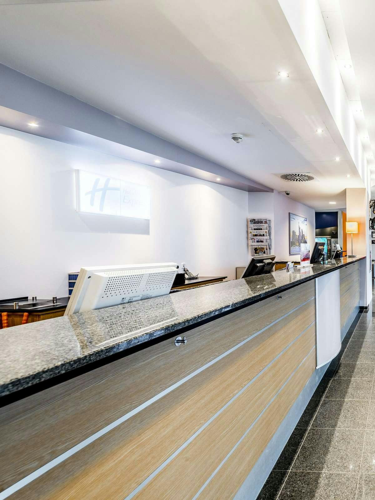 Hotel Holiday Inn Express Frankfurt Airport photo 5