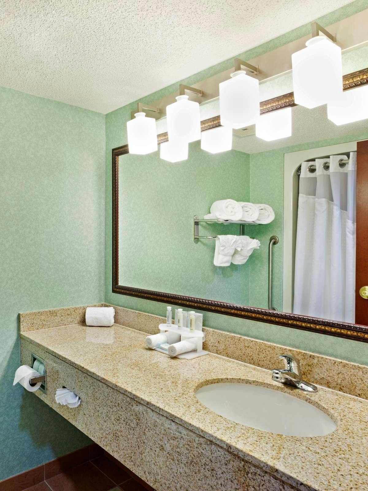 Hotel Holiday Inn Express Hotel & Suites Duncan photo 3