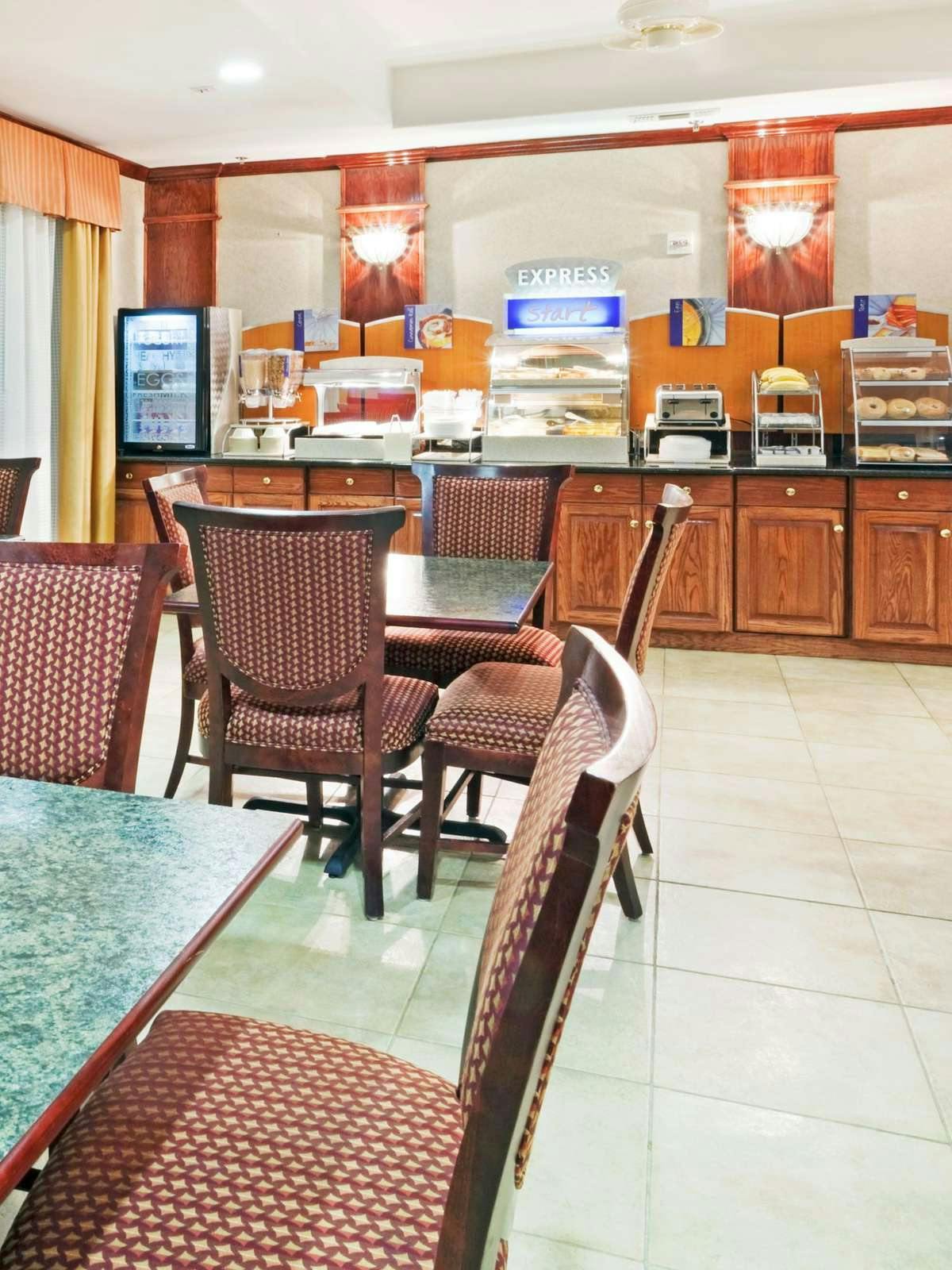 Hotel Holiday Inn Express Hotel & Suites Duncanville photo 3