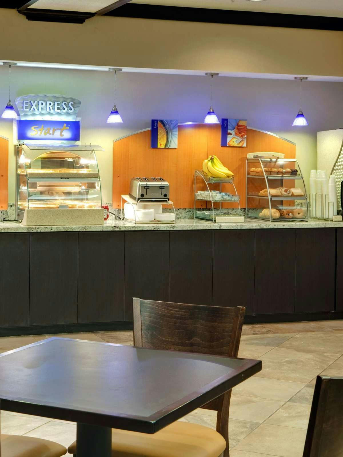 Hotel Holiday Inn Express & Suites Albuquerque Airport photo 4