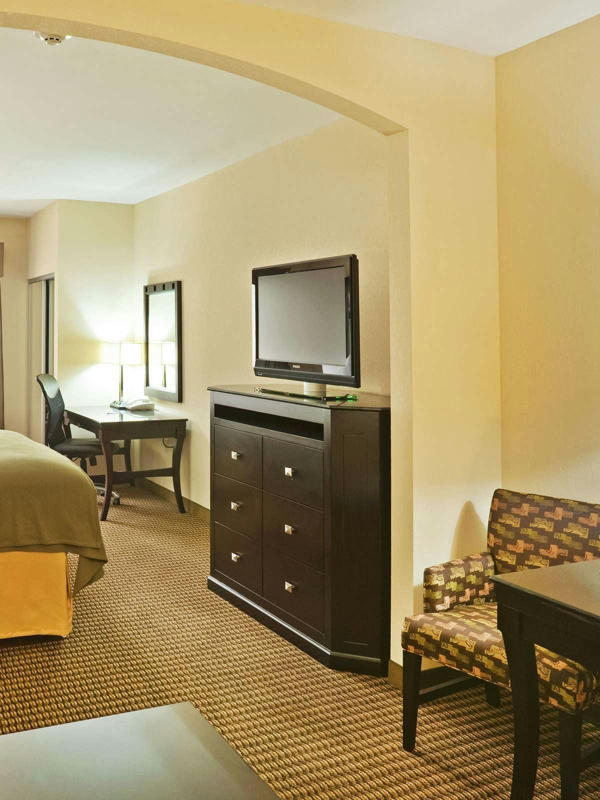 Hotel Holiday Inn Express Hotel & Suites Durant photo 2