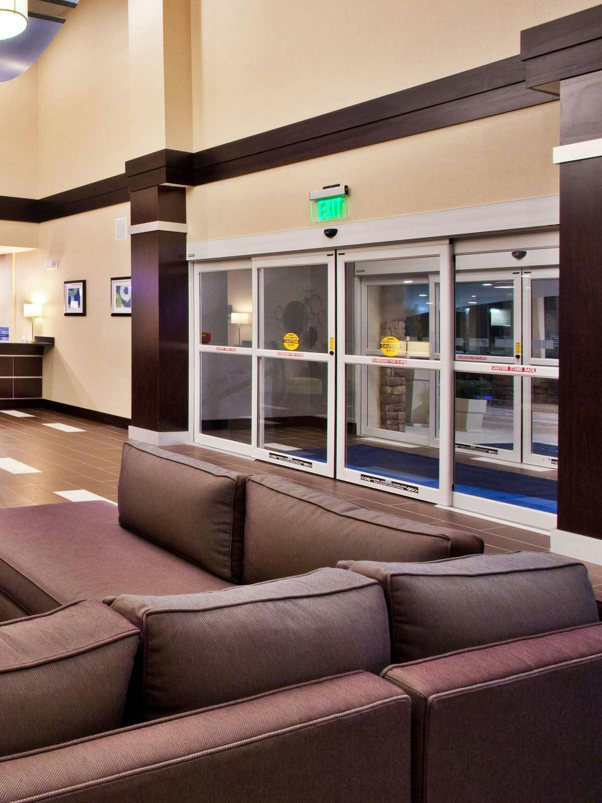 Hotel Holiday Inn Express Hotel & Suites Airport West photo 3