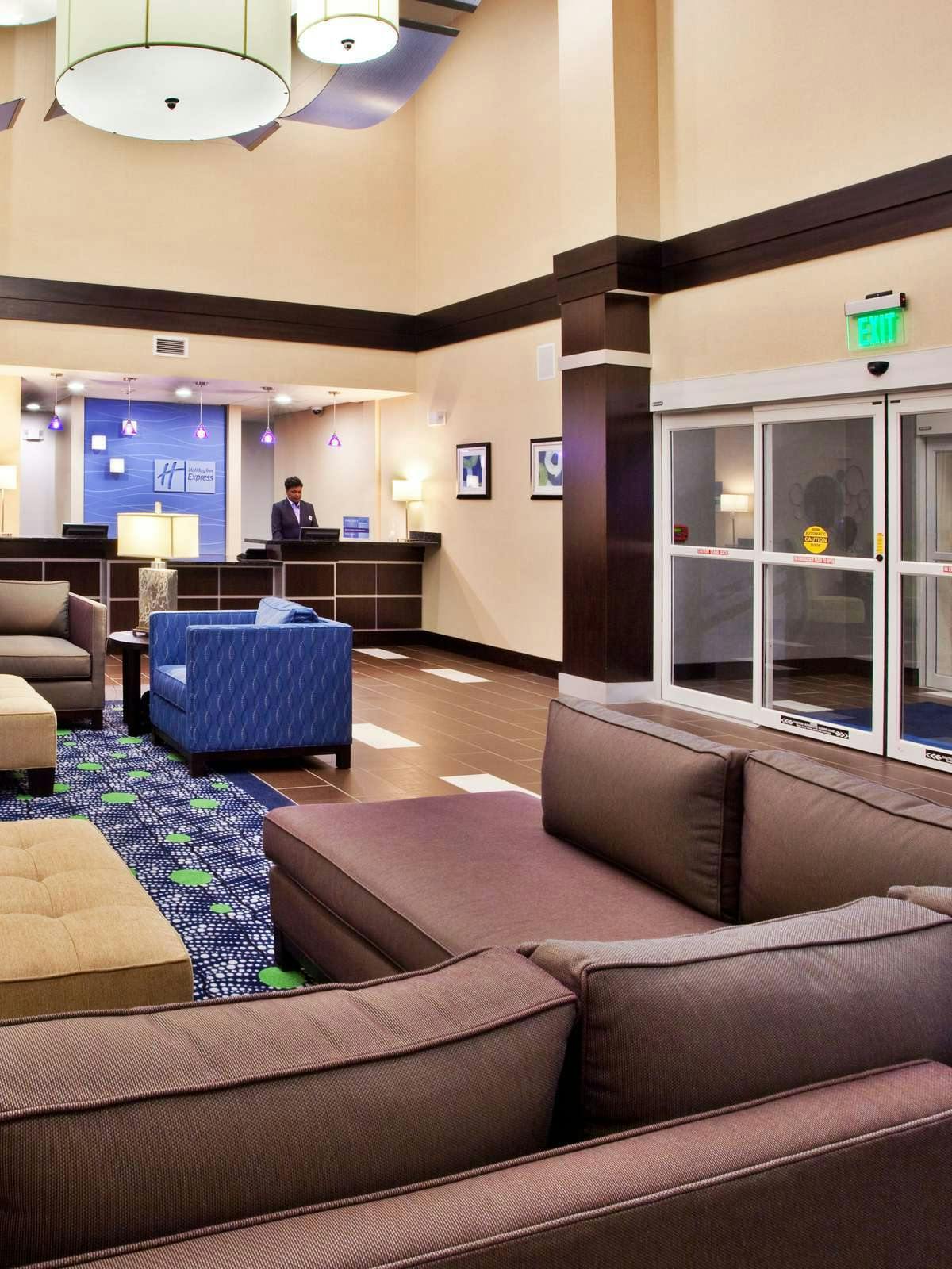 Hotel Holiday Inn Express Hotel & Suites Airport West photo 4