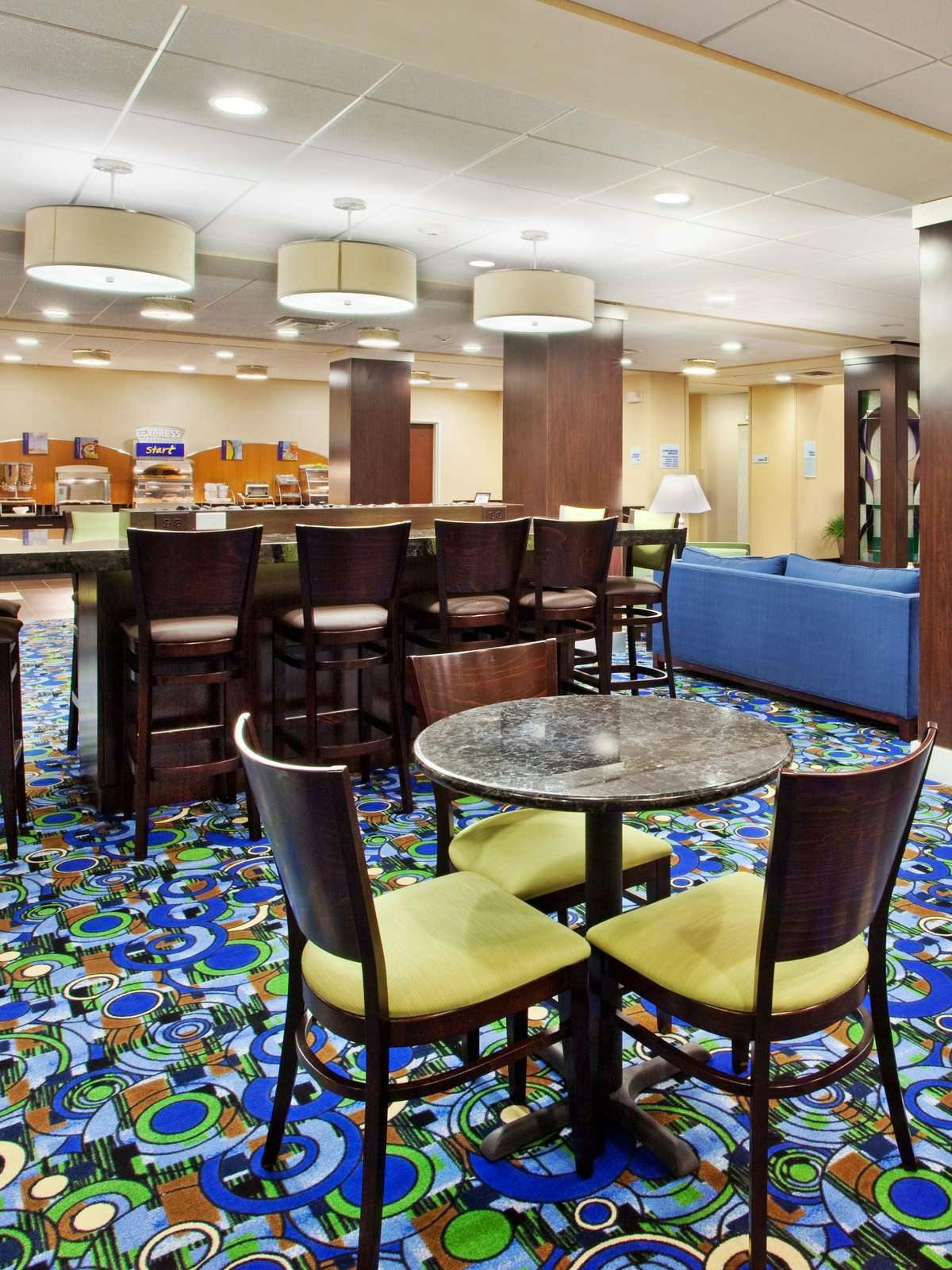 Hotel Holiday Inn Express Hotel & Suites Airport West photo 5
