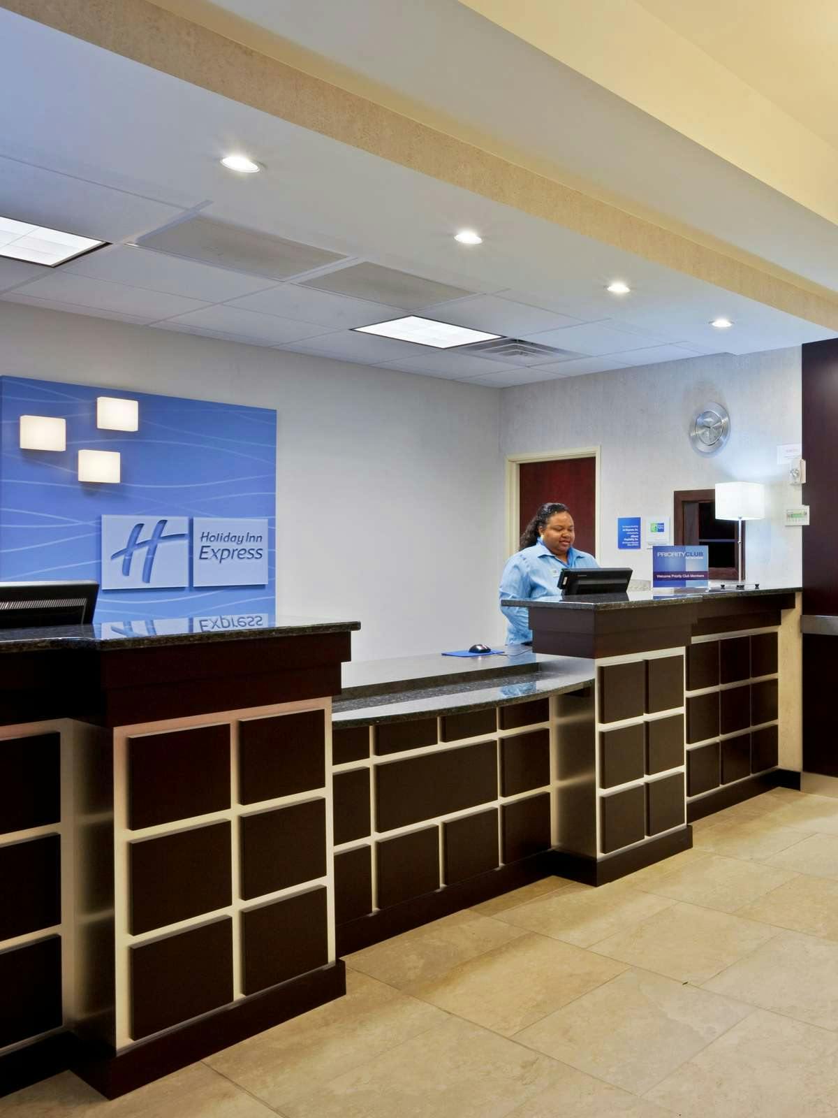 Hotel Holiday Inn Express Hotel & Suites Akron Airport photo 4