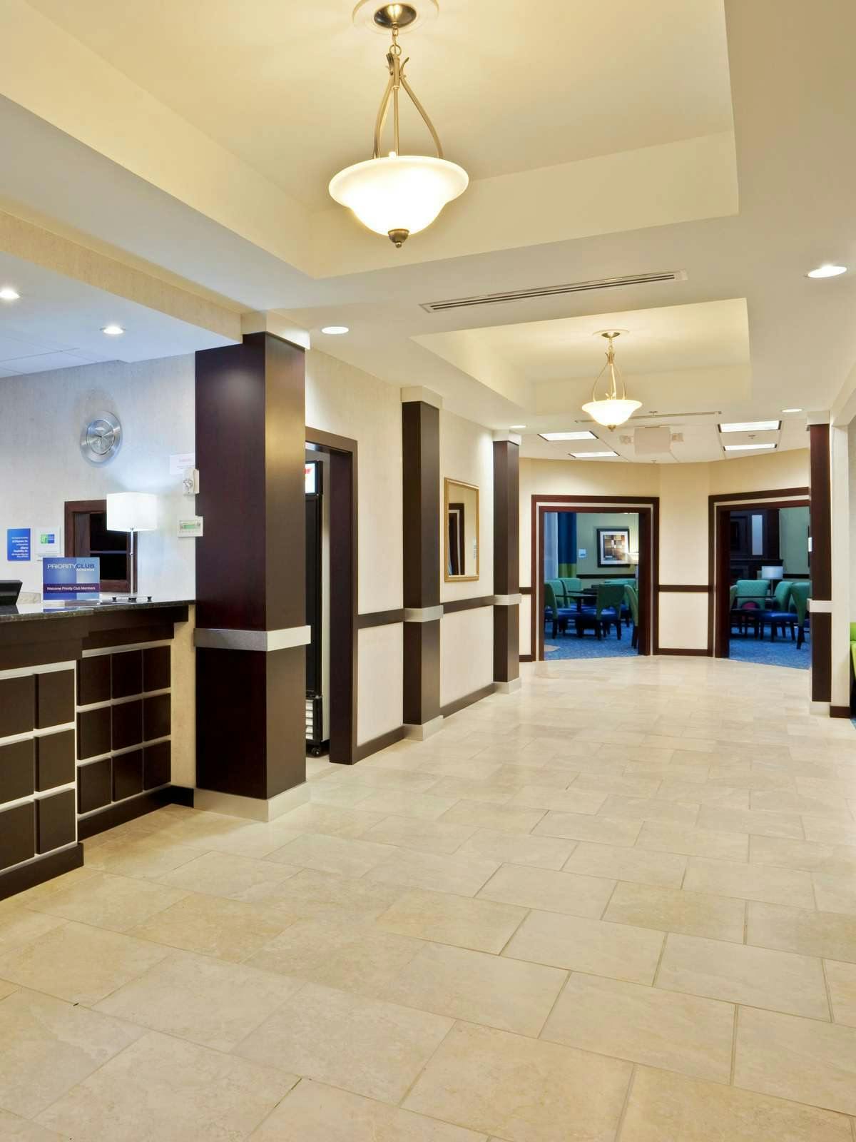 Hotel Holiday Inn Express Hotel & Suites Akron Airport photo 3