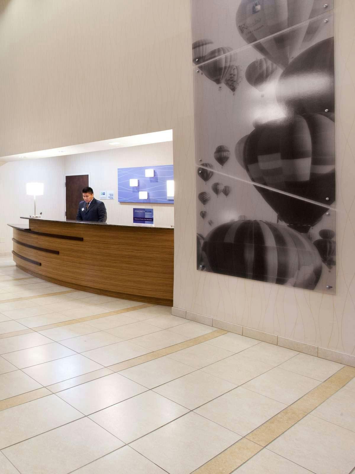 Hotel Holiday Inn Express Hotel & Suites Albuquerque Balloon Fiesta Park photo 4