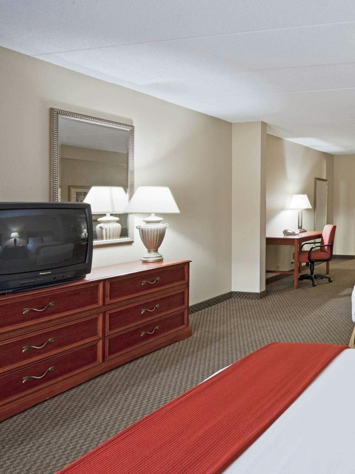 Hotel Holiday Inn Express Hotel & Suites Fort Wayne photo 2