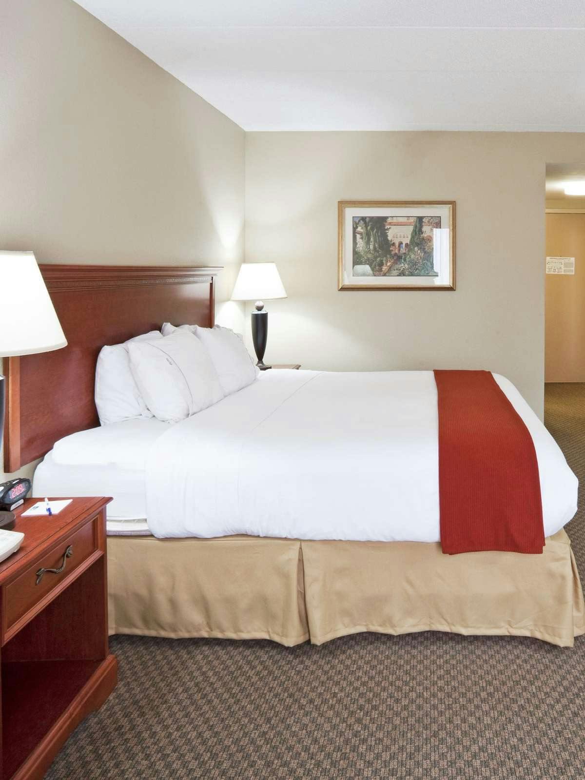 Hotel Holiday Inn Express Hotel & Suites Fort Wayne photo 1