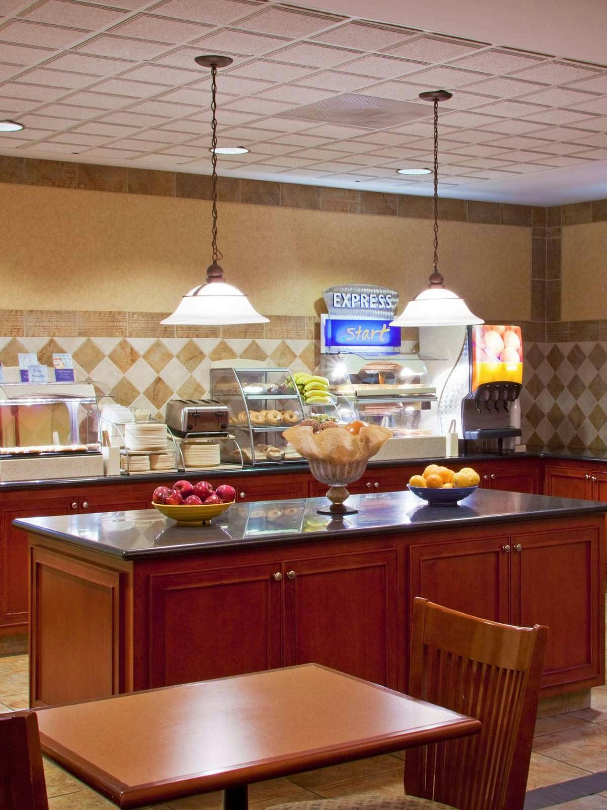 Hotel Holiday Inn Express Hotel & Suites Fort Wayne photo 5