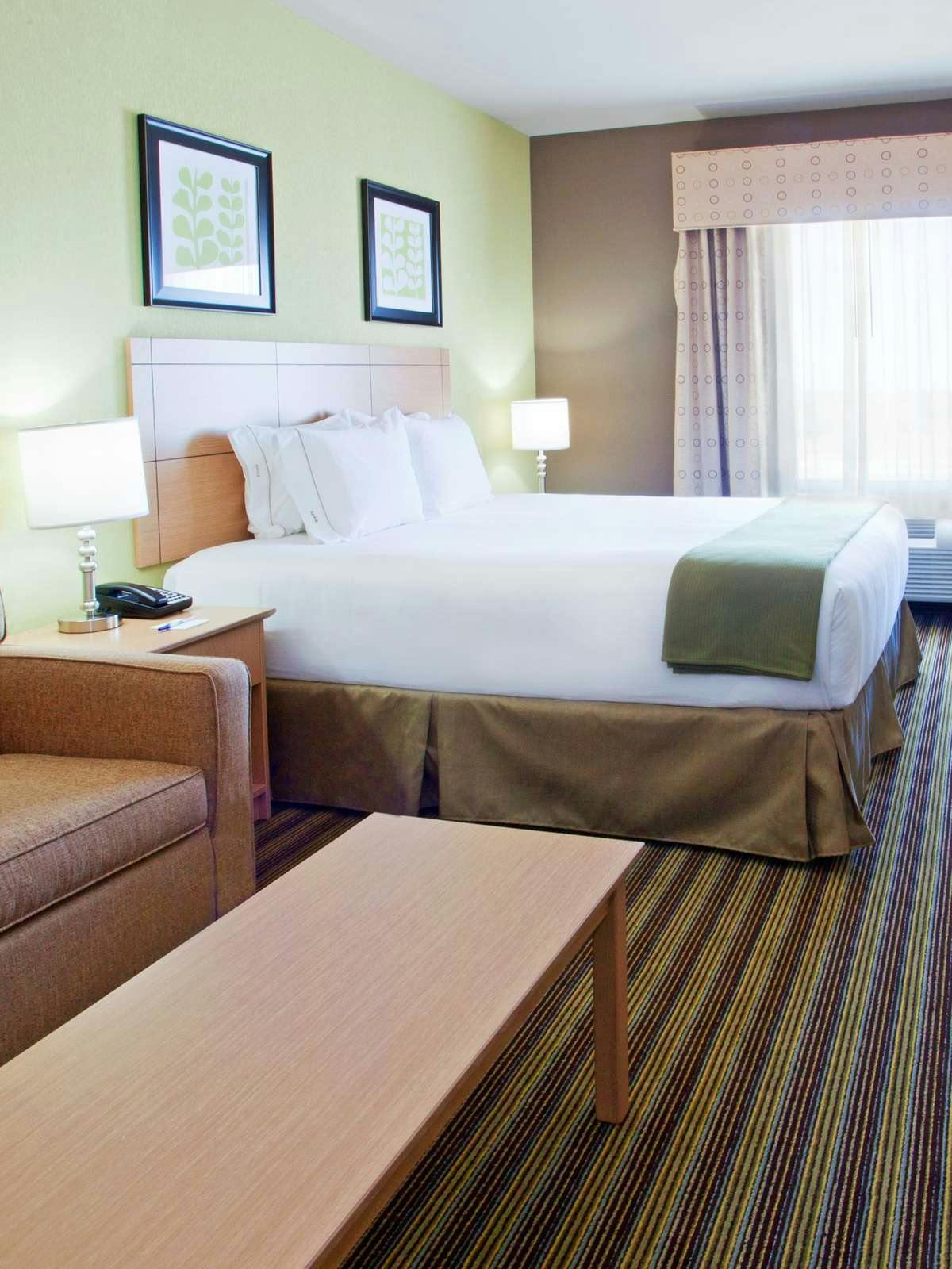 Hotel Holiday Inn Express Hotel & Suites Alvarado photo 1