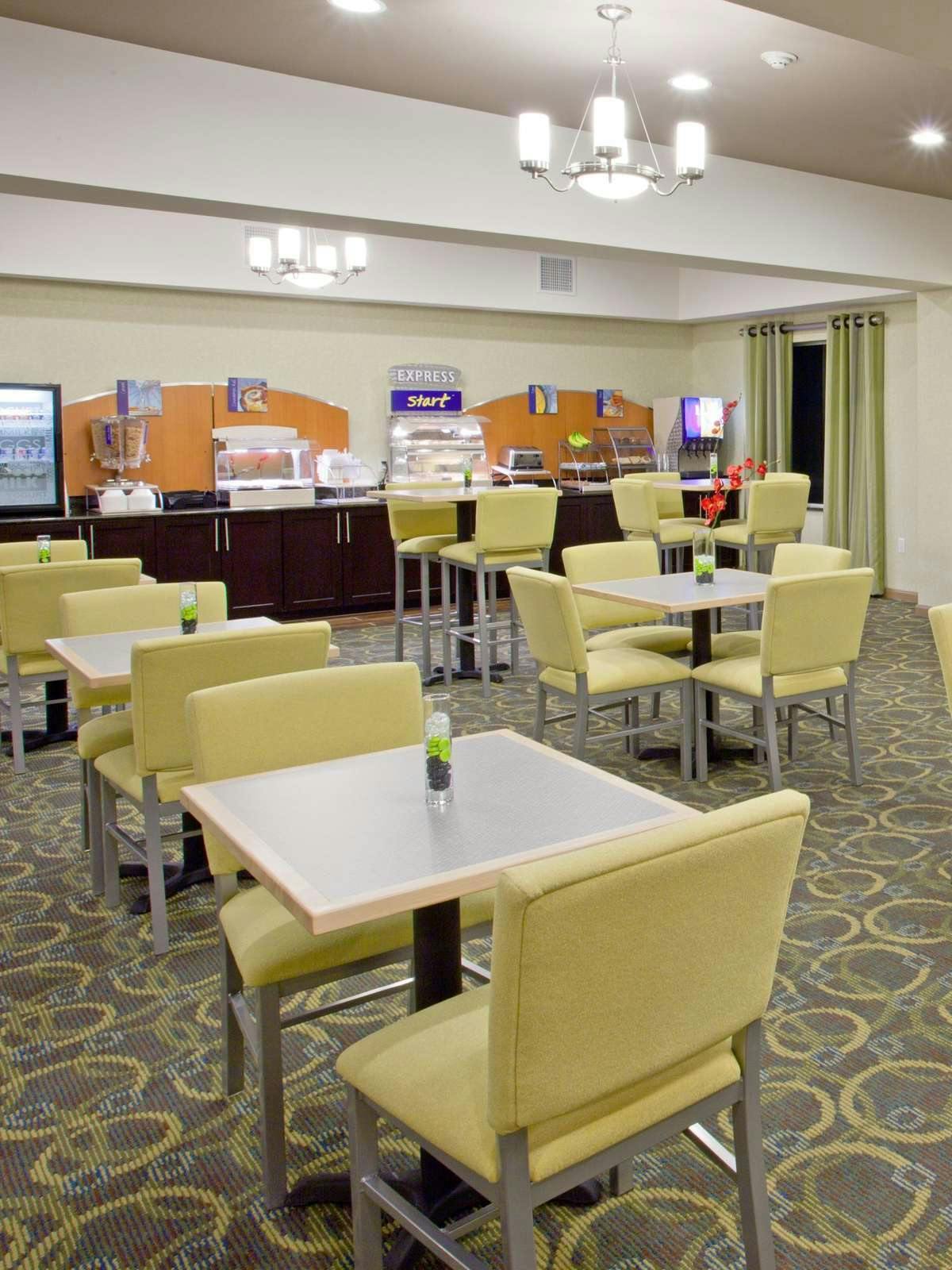 Hotel Holiday Inn Express Hotel & Suites Alvarado photo 5