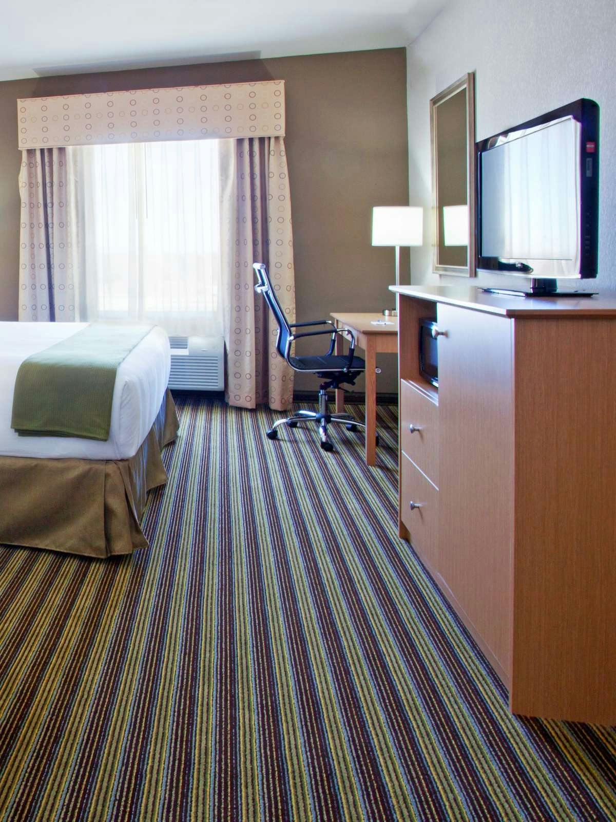 Hotel Holiday Inn Express Hotel & Suites Alvarado photo 2