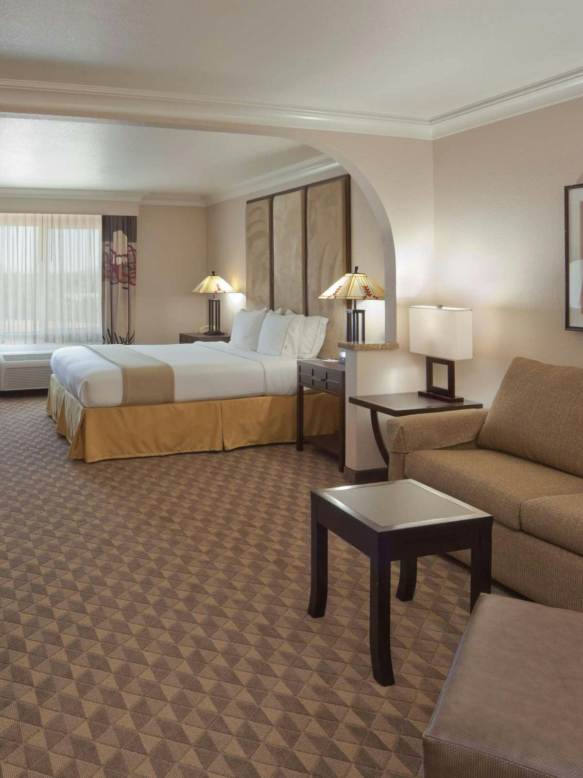 Hotel Holiday Inn Express Hotel & Suites Arcata Airport photo 1