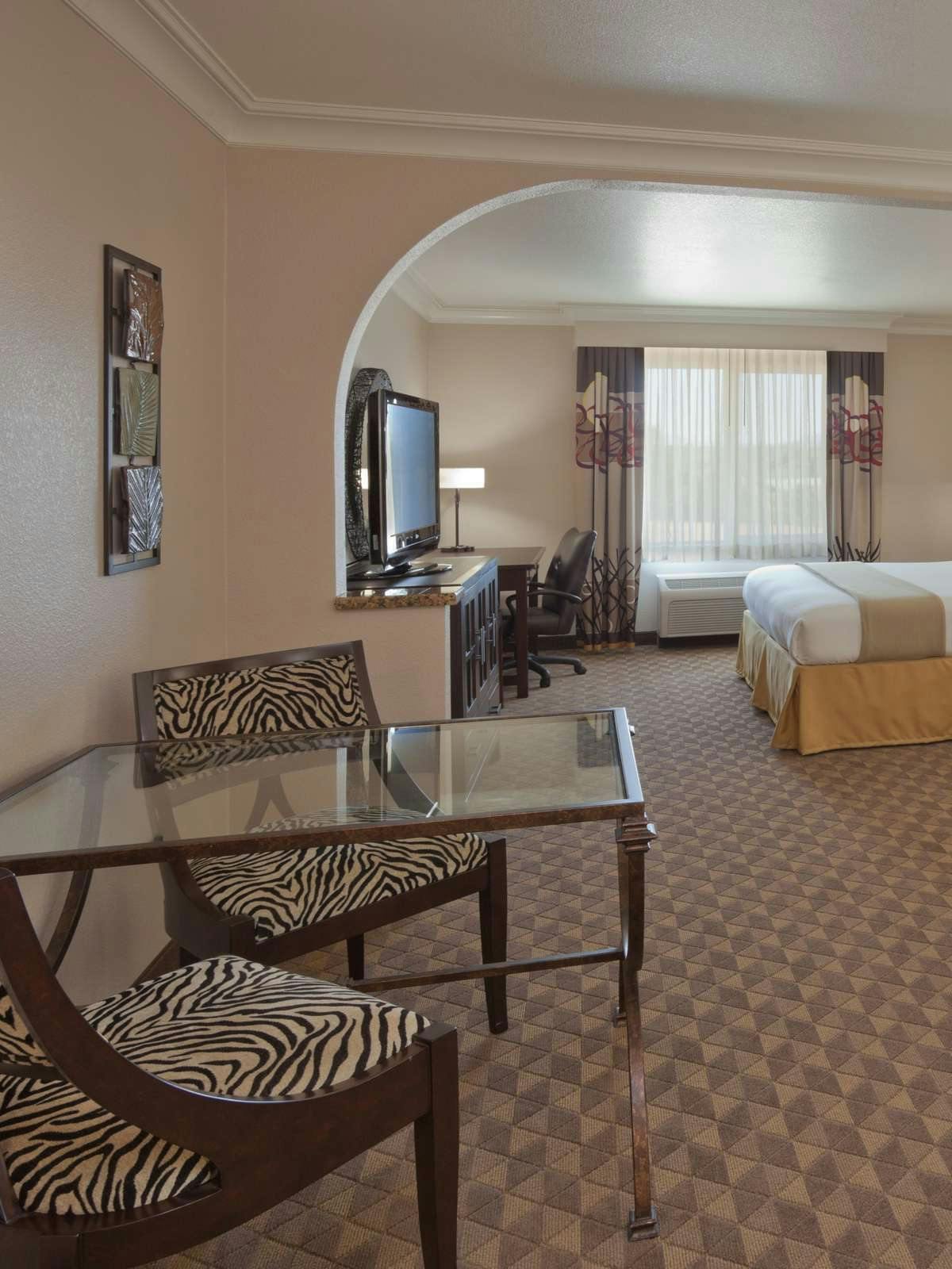 Hotel Holiday Inn Express Hotel & Suites Arcata Airport photo 2