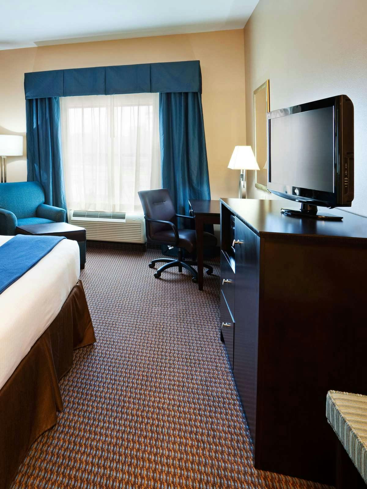 Hotel Holiday Inn Express & Suites Mt. Pleasant photo 2