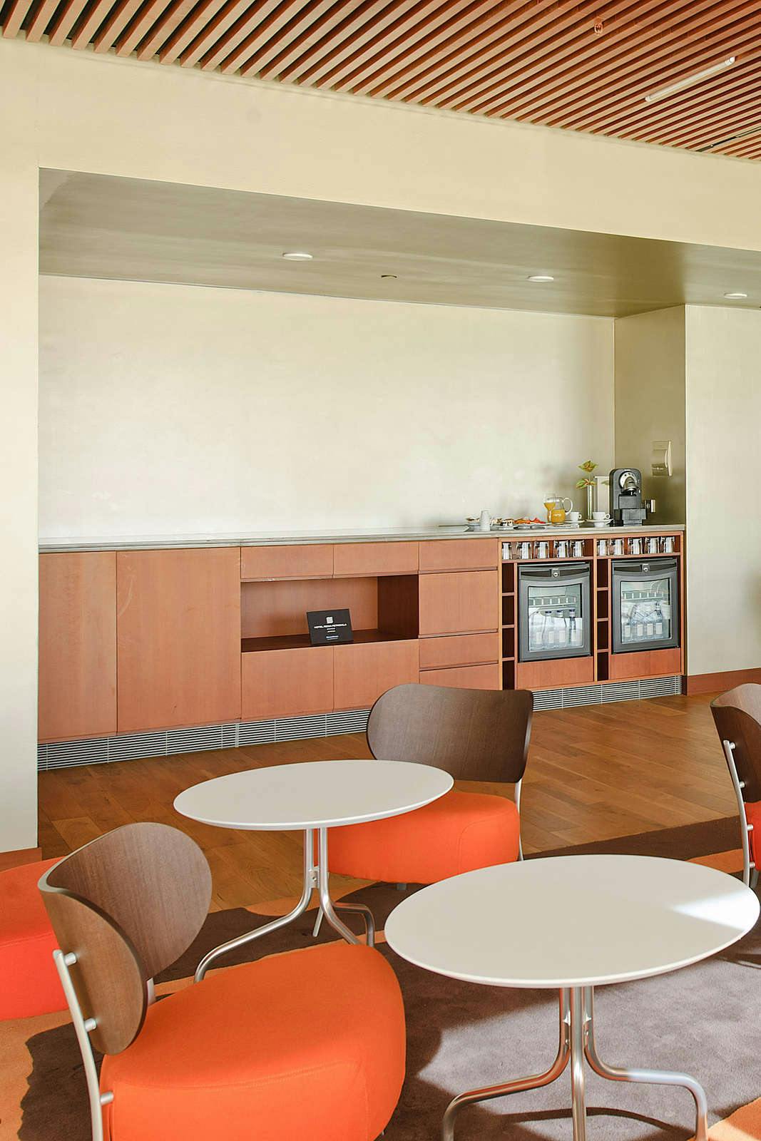 Hotel Reina Petronila photo 1