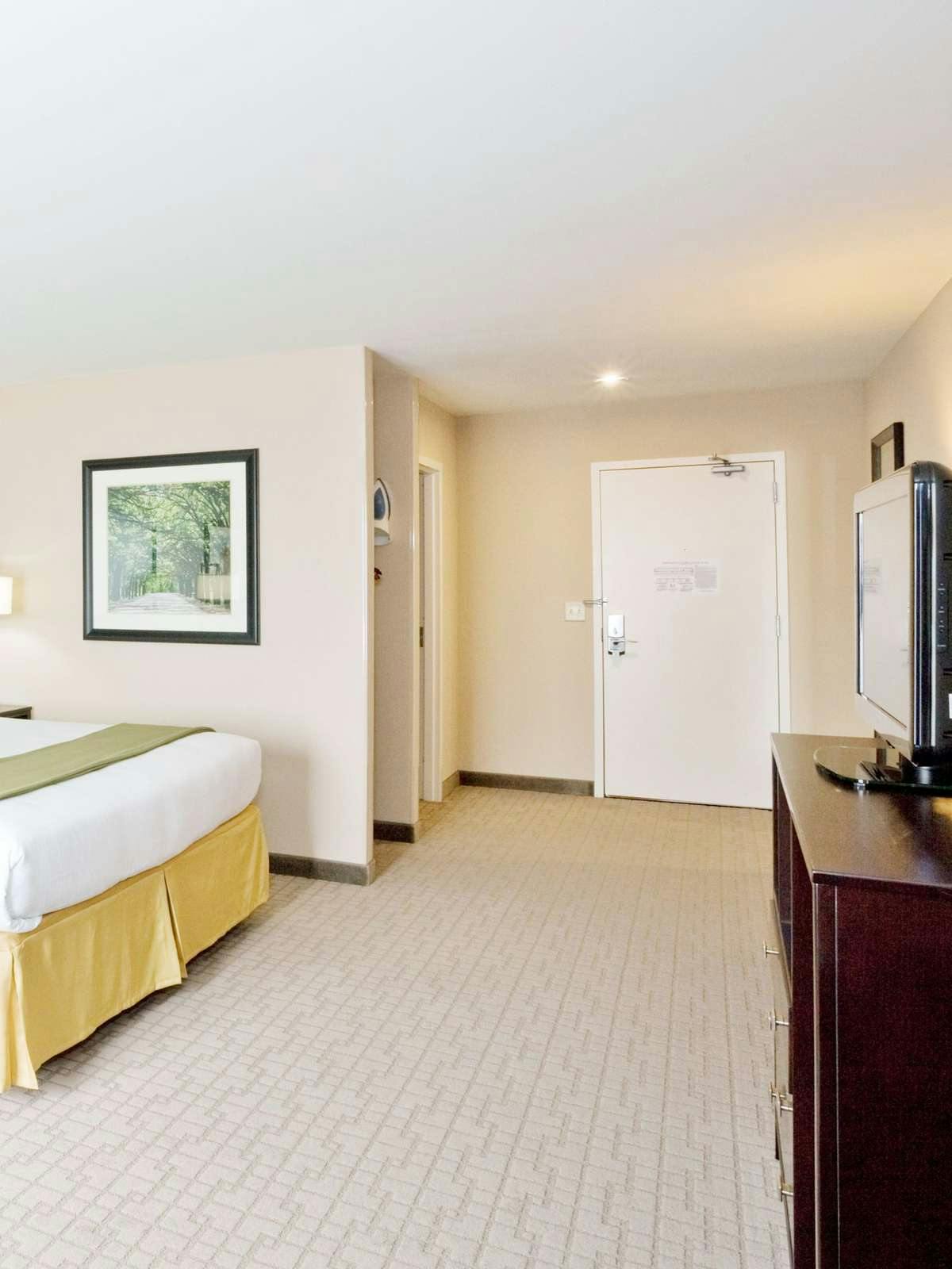 Hotel Holiday Inn Express Hotel & Suites Hays photo 2