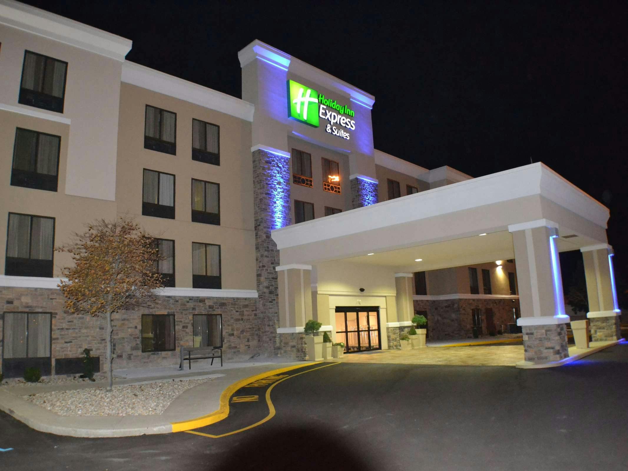 Holiday Inn Express & Suites Indianapolis W - Airport Area ...