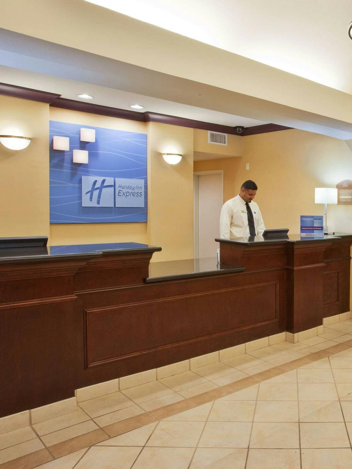 Hotel Holiday Inn Express & Suites Fresno (River Park) Hwy 41 photo 4