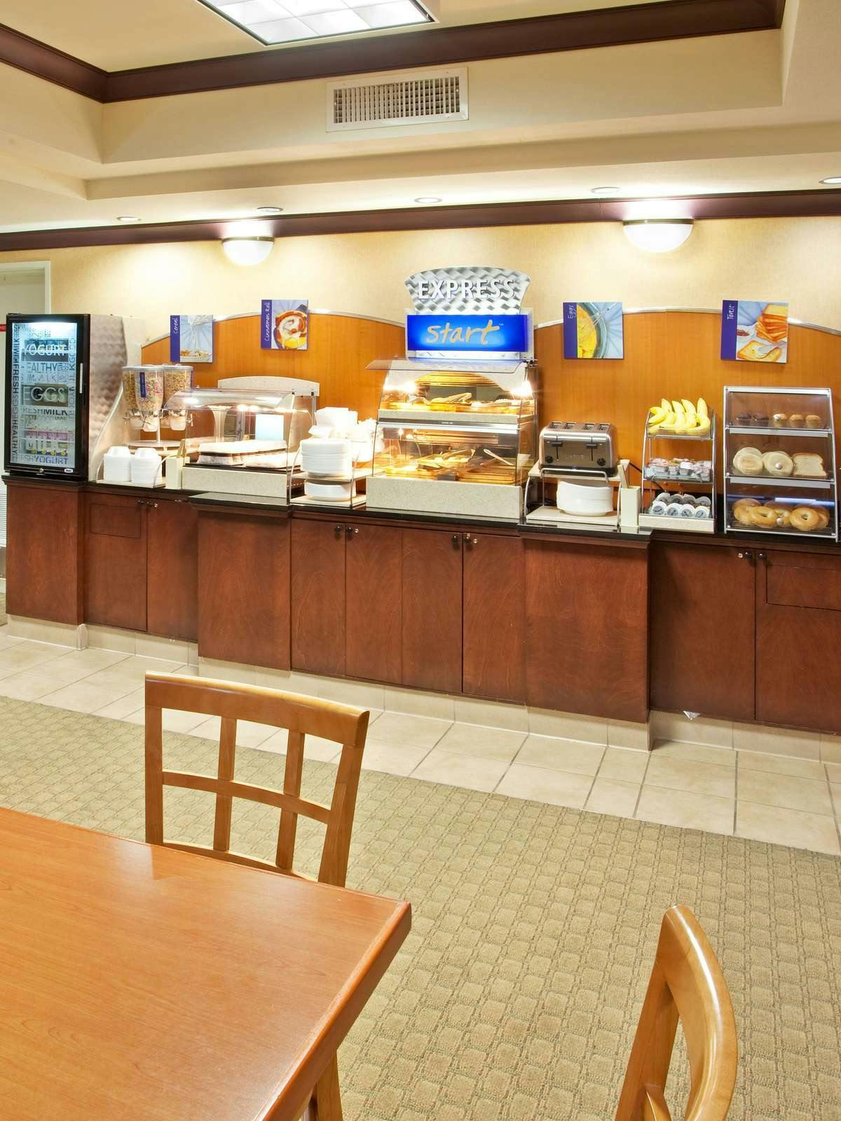 Hotel Holiday Inn Express & Suites Fresno (River Park) Hwy 41 photo 5