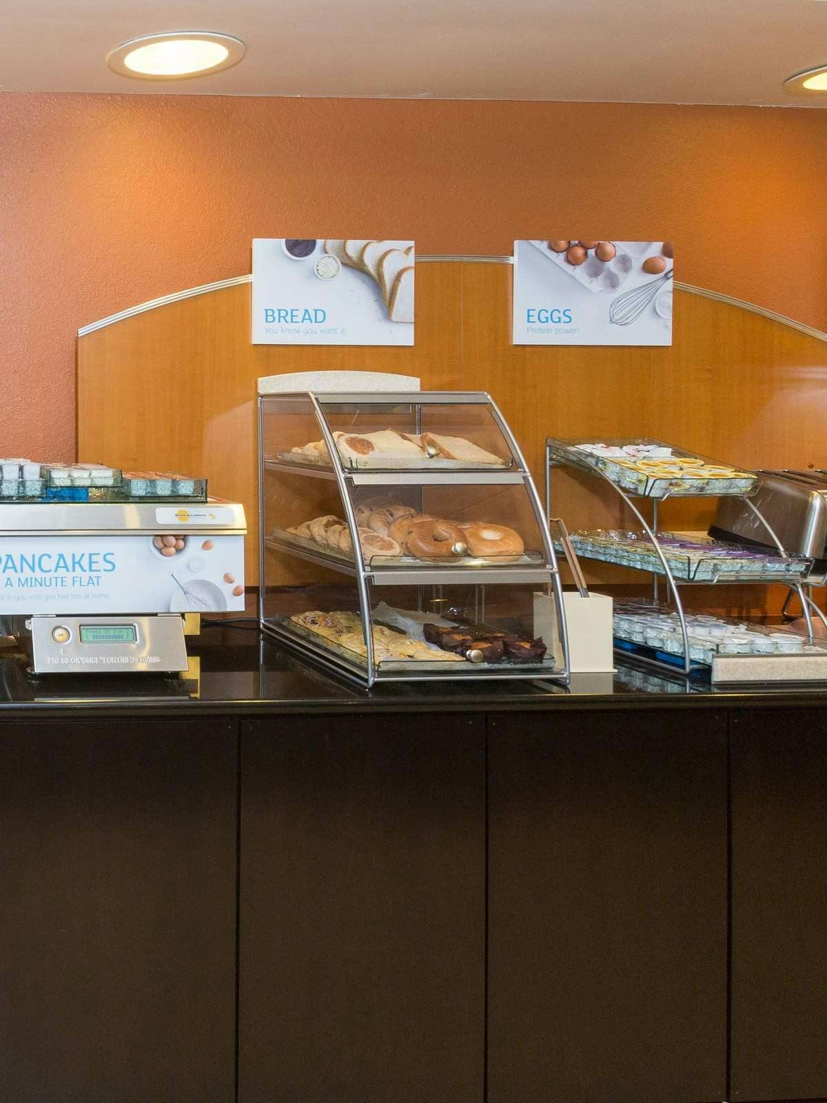 Hotel Holiday Inn Express & Suites Jacksonville Airport photo 5