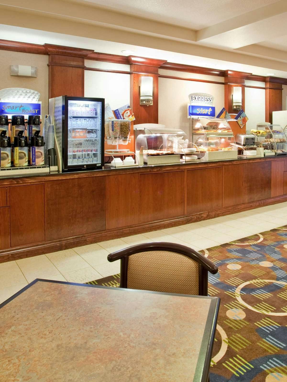 Hotel Holiday Inn Express Hotel & Suites Lawrence photo 5