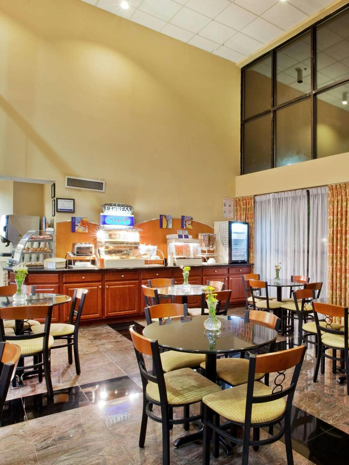 Hotel Holiday Inn Express Hotel & Suites Lawrenceville photo 5