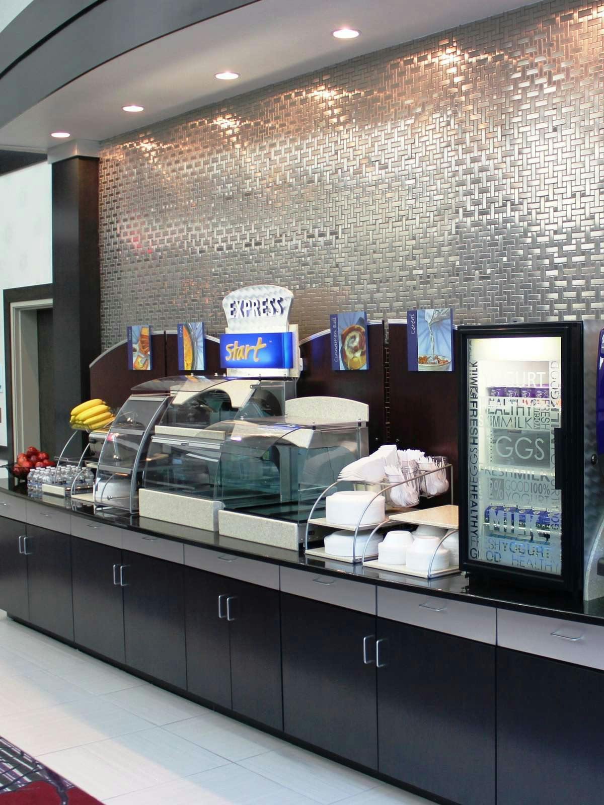 Hotel Holiday Inn Express & Suites Columbus - Polaris Parkway photo 4