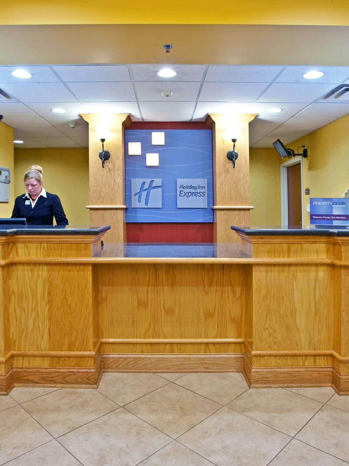 Hotel Holiday Inn Express Hotel & Suites Louisville South Hillview photo 3