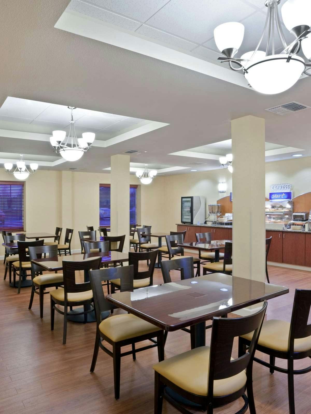 Hotel Holiday Inn Express & Suites Seattle North - Lynnwood, an IHG Hotel photo 4