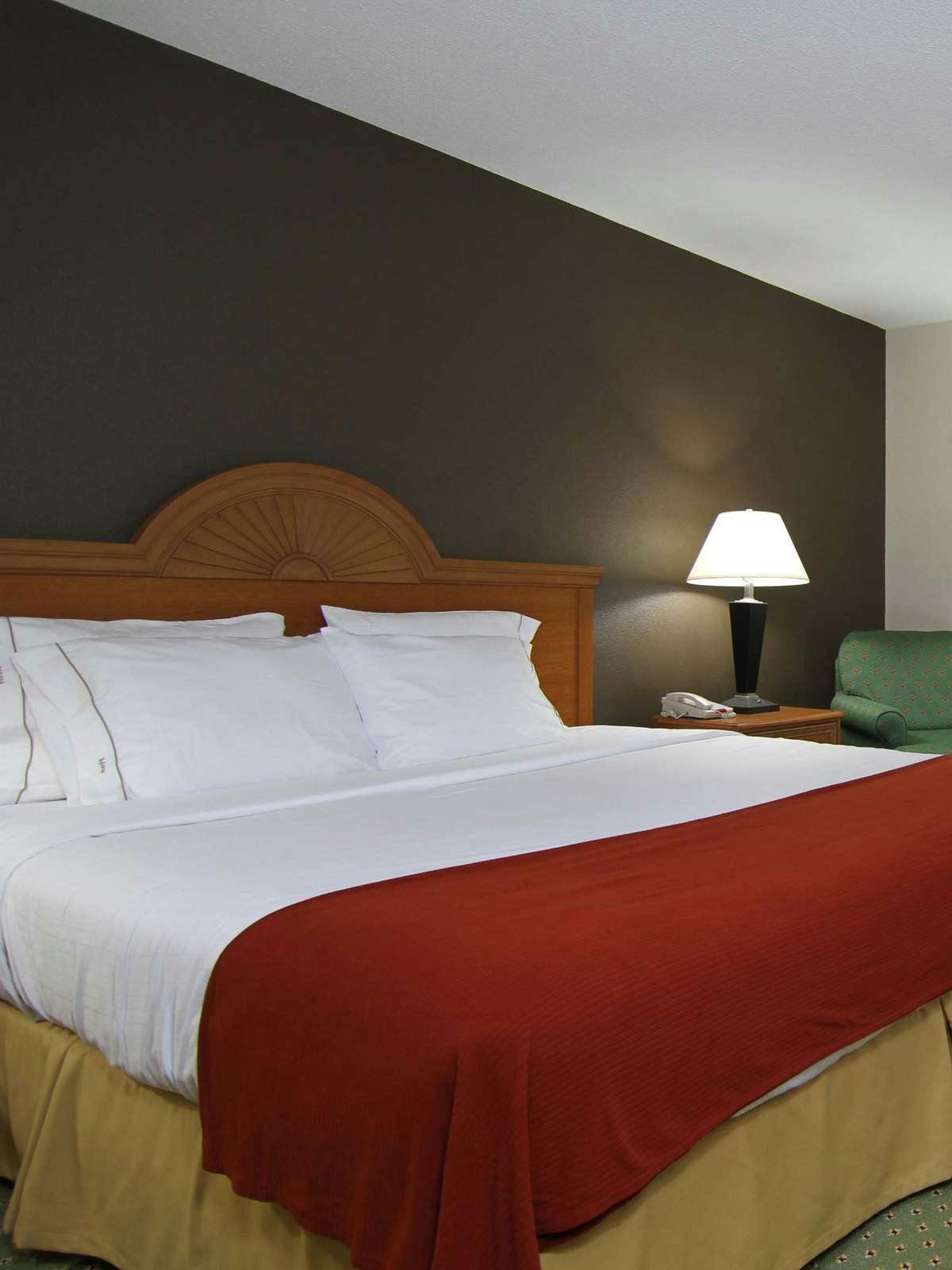 Hotel Holiday Inn Express Hotel & Suites Madison photo 1