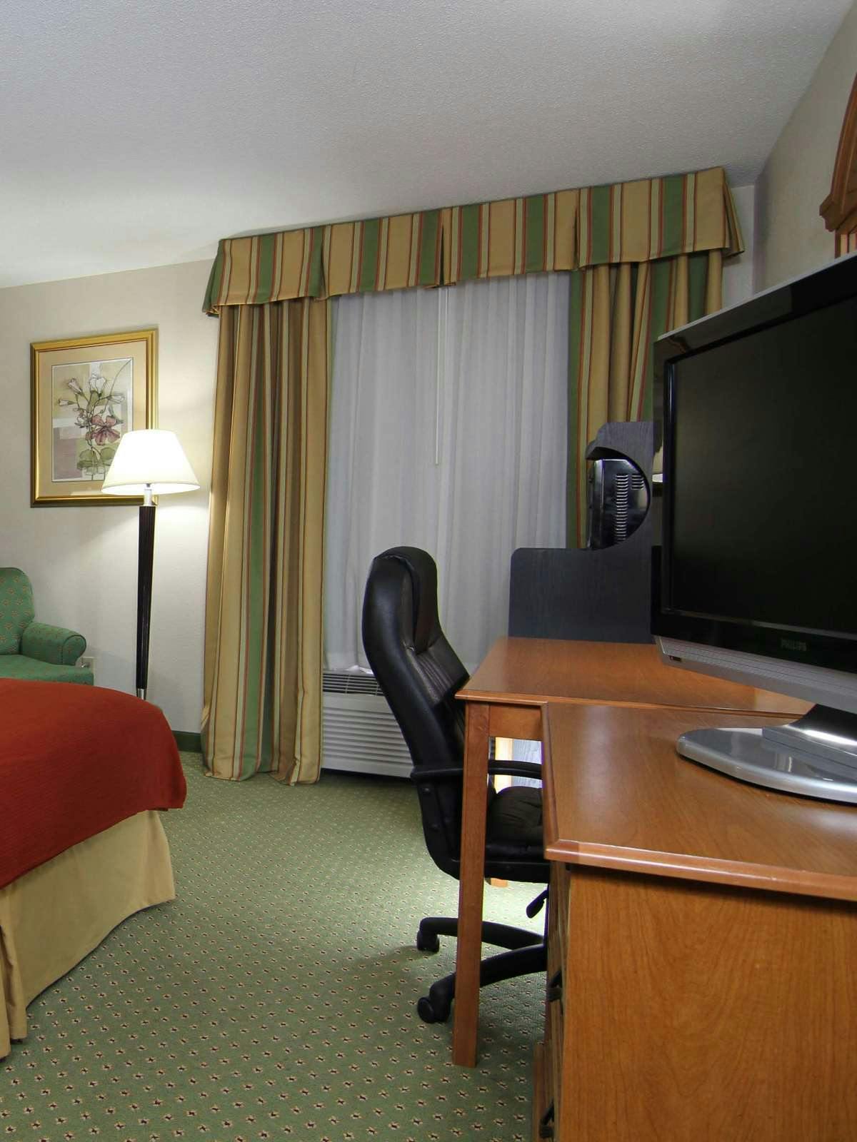 Hotel Holiday Inn Express Hotel & Suites Madison photo 2