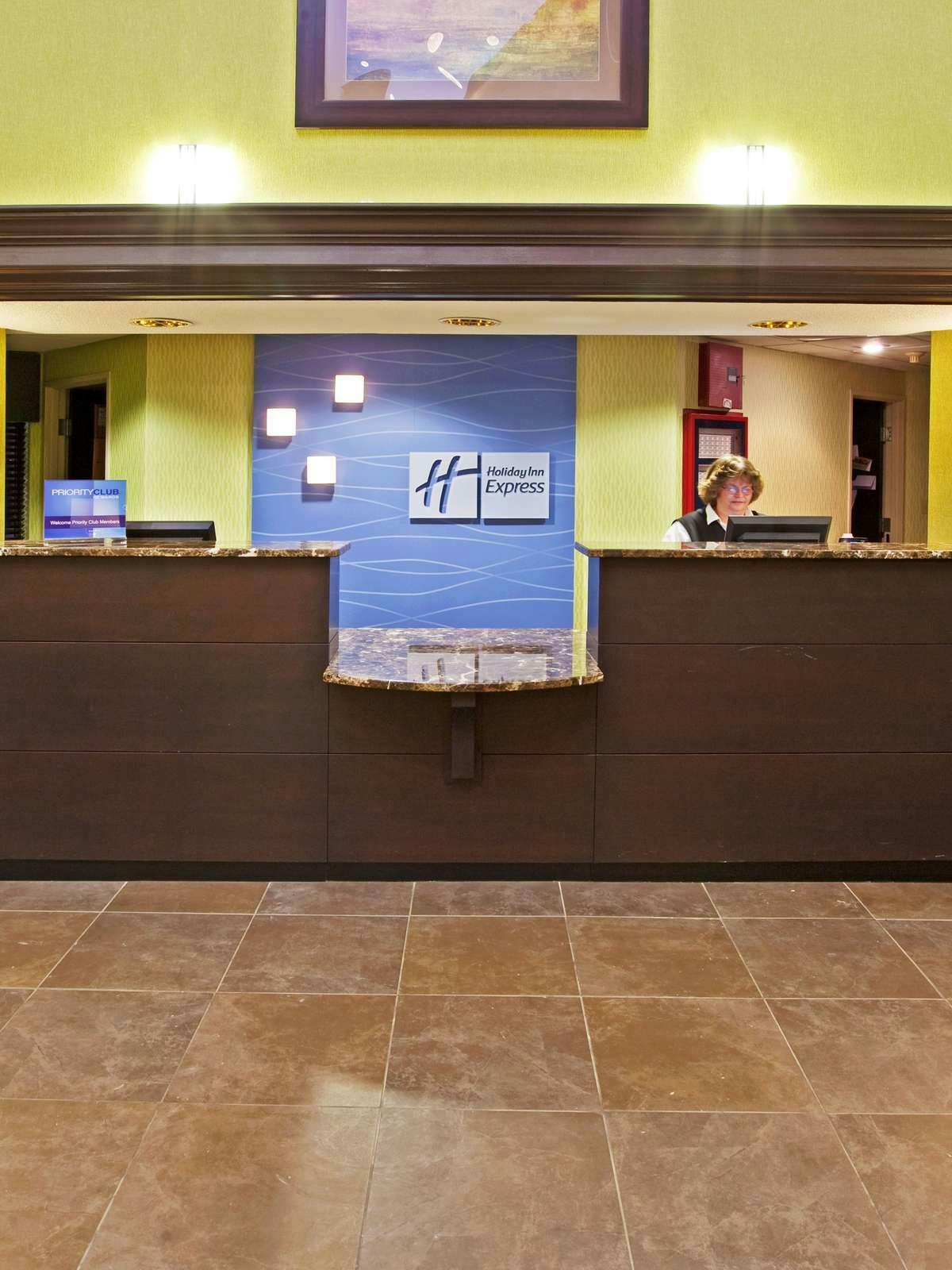 Hotel Holiday Inn Express Hotel & Suites Madison photo 5