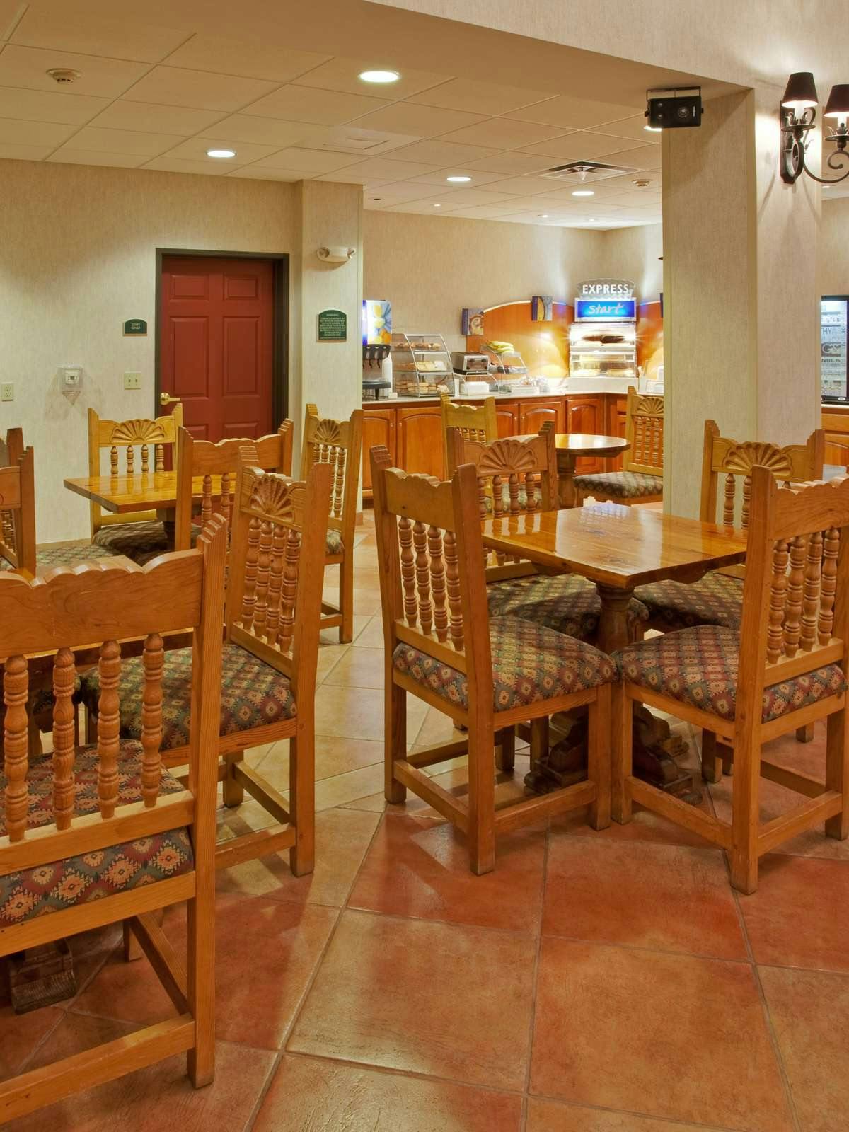 Hotel Holiday Inn Express Hotel & Suites Manteca City Center photo 5