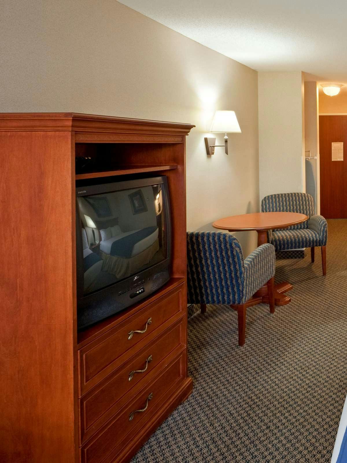 Hotel Holiday Inn Express Hotel & Suites Manchester Airport photo 2