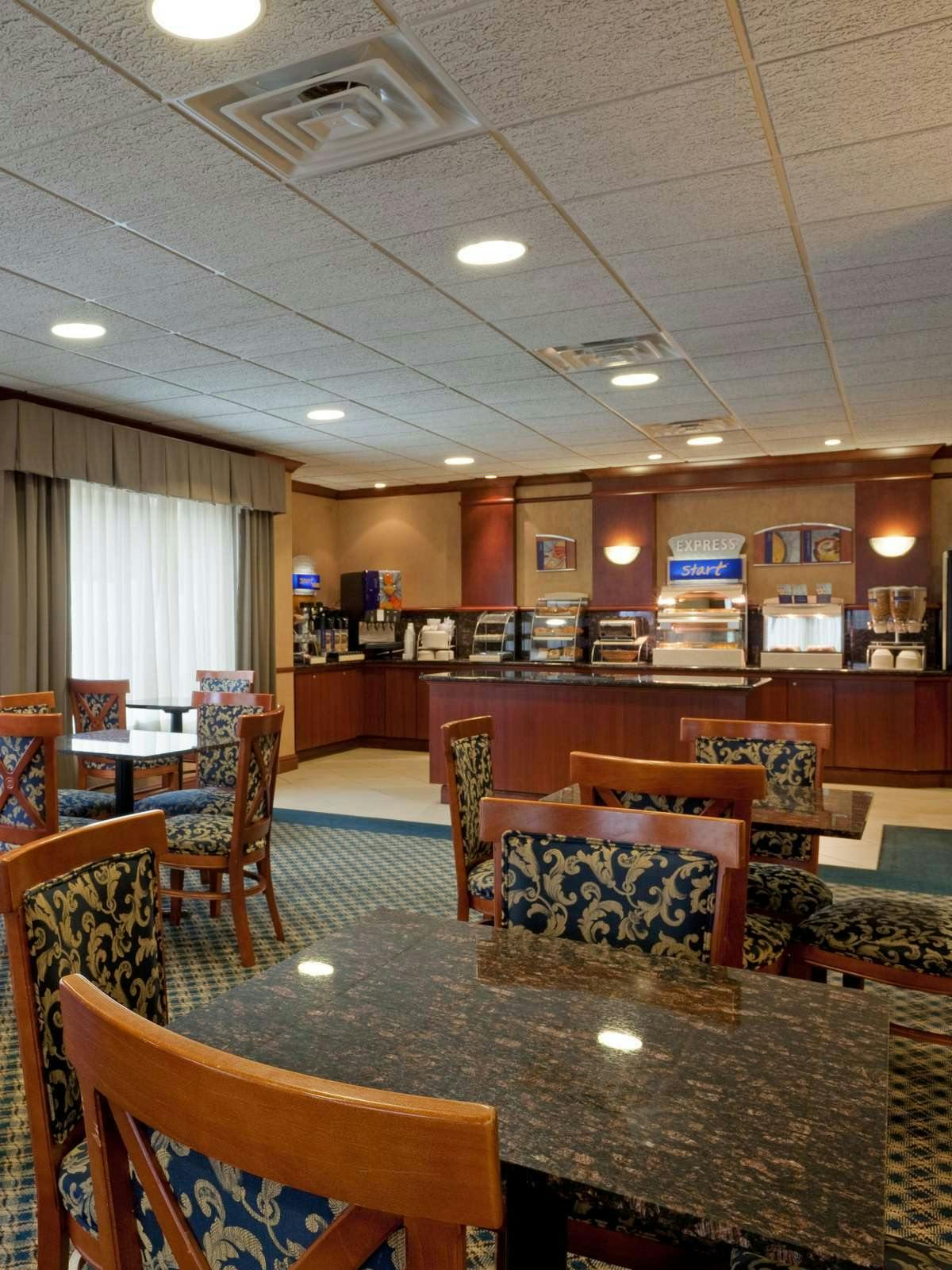 Hotel Holiday Inn Express Hotel & Suites Manchester Airport photo 5