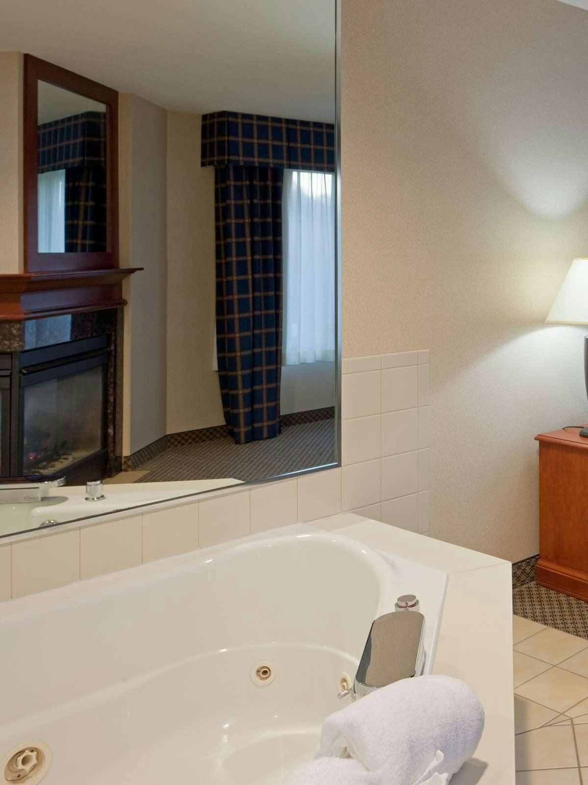 Hotel Holiday Inn Express Hotel & Suites Manchester Airport photo 3