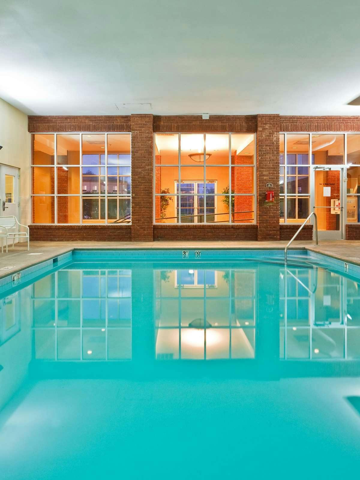 Hotel Holiday Inn Express Hotel & Suites Manchester Conference Center photo 5